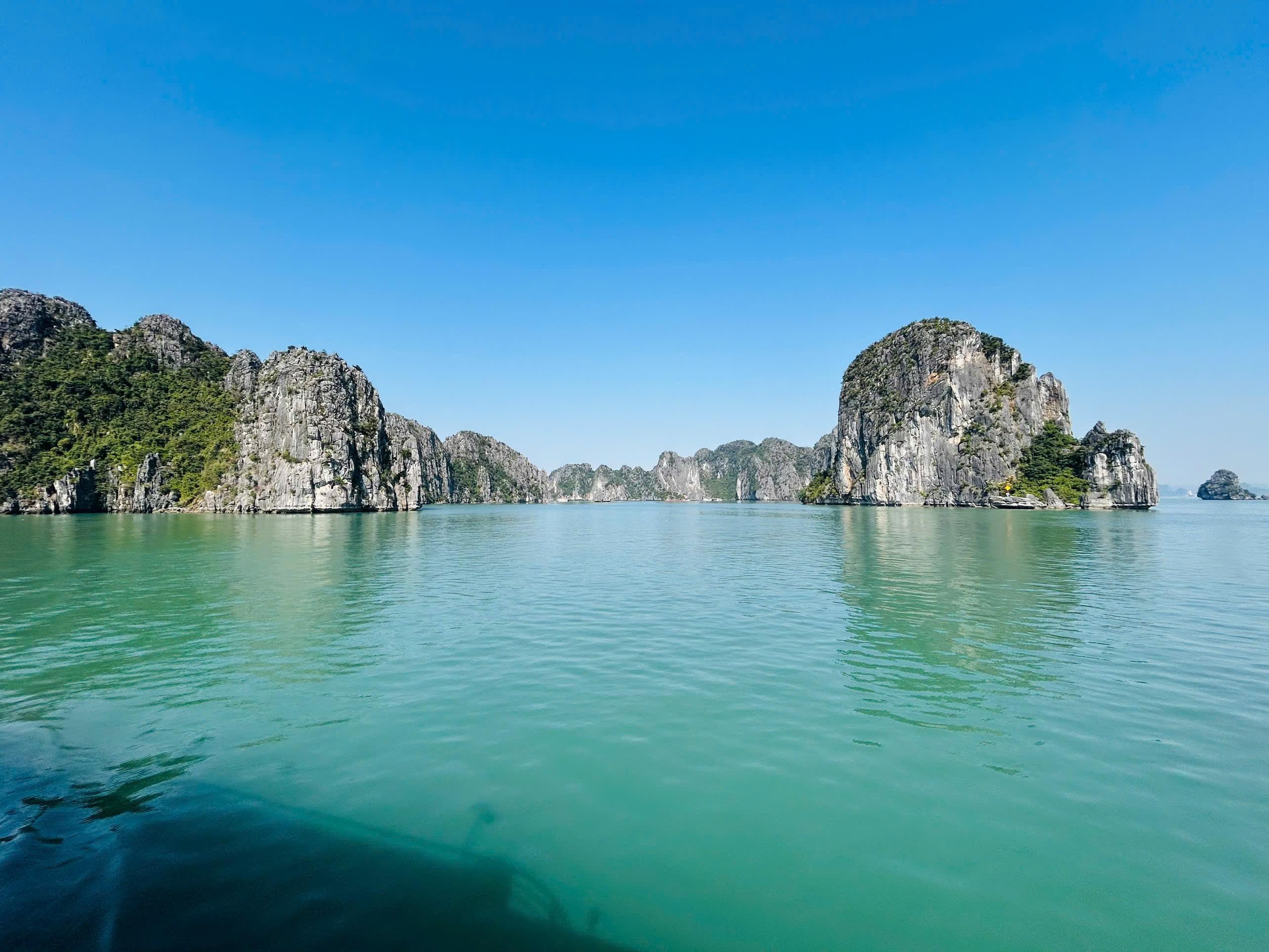 Ha Long Bay Full-Day Cruise: Caves, Kayaking & Scenic Views