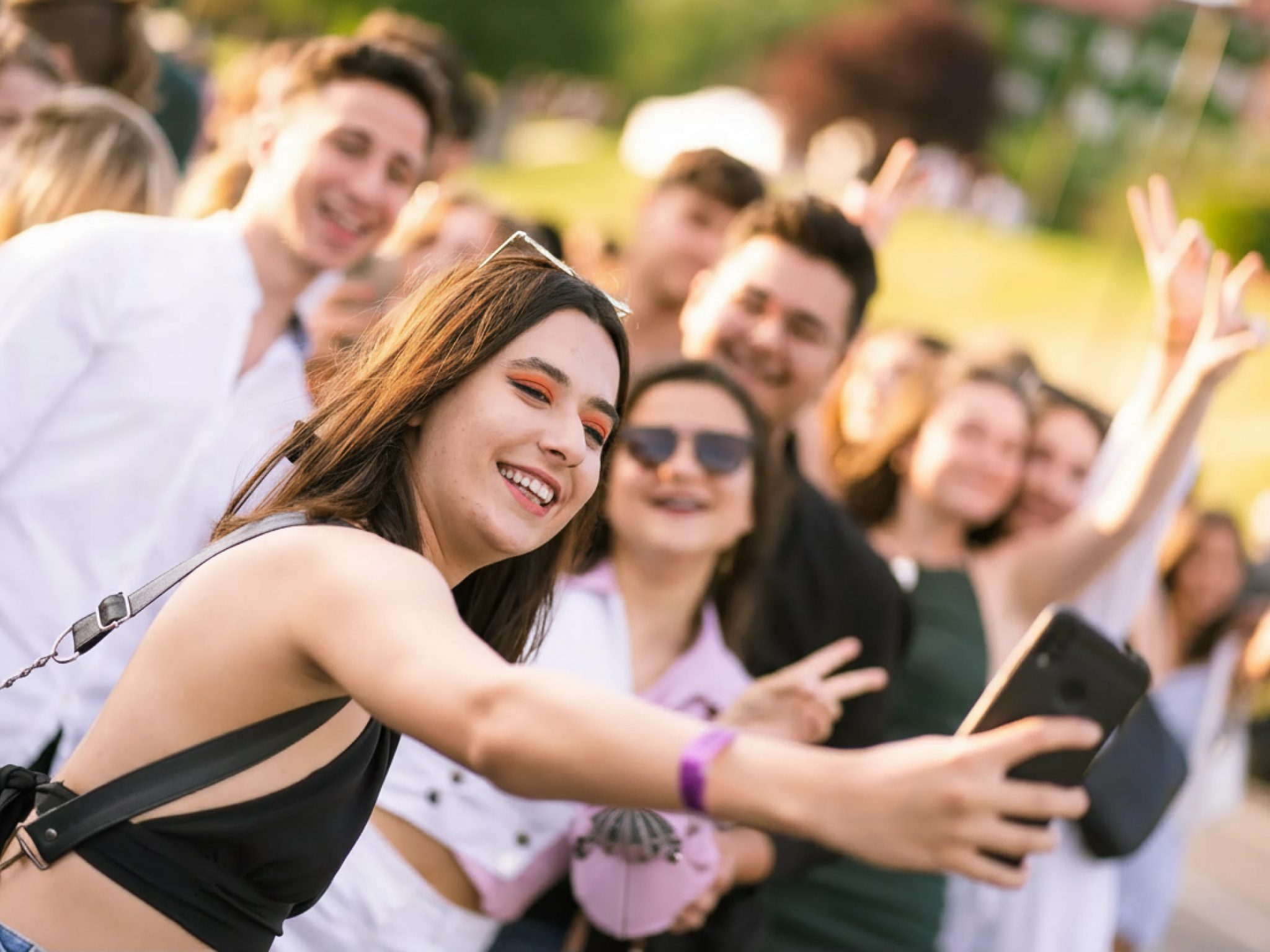 Barcelona Night walking Tour: Salsa, Karaoke & VIP club pass