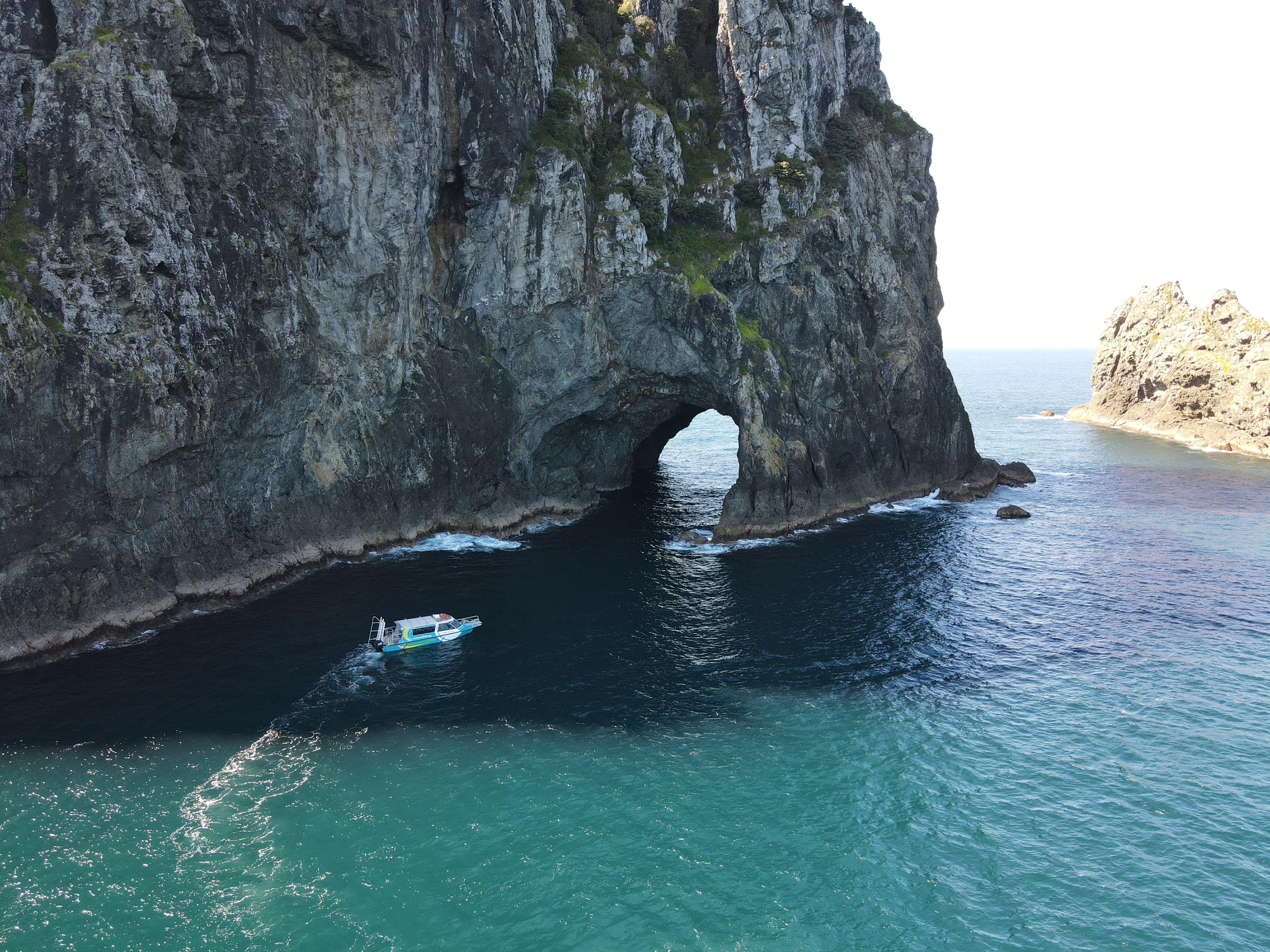 Bay of Islands: Hole in the Rock Cruise & Island Stopover