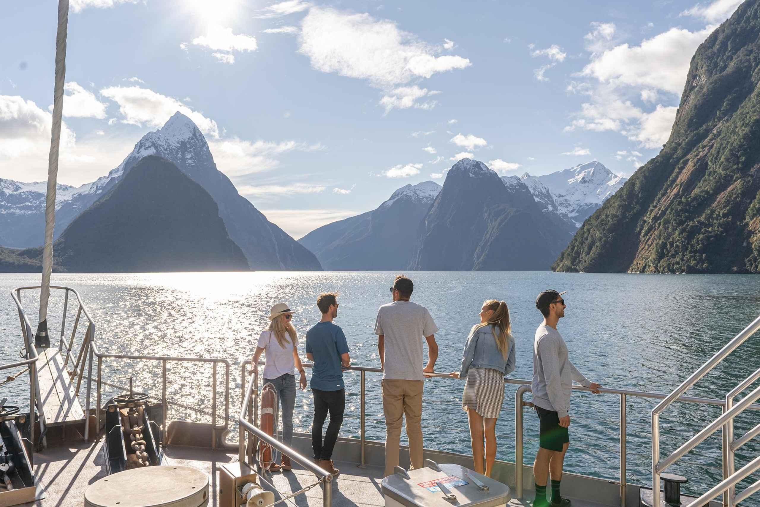 Milford Sound: Overnight Cruise with Water Activities