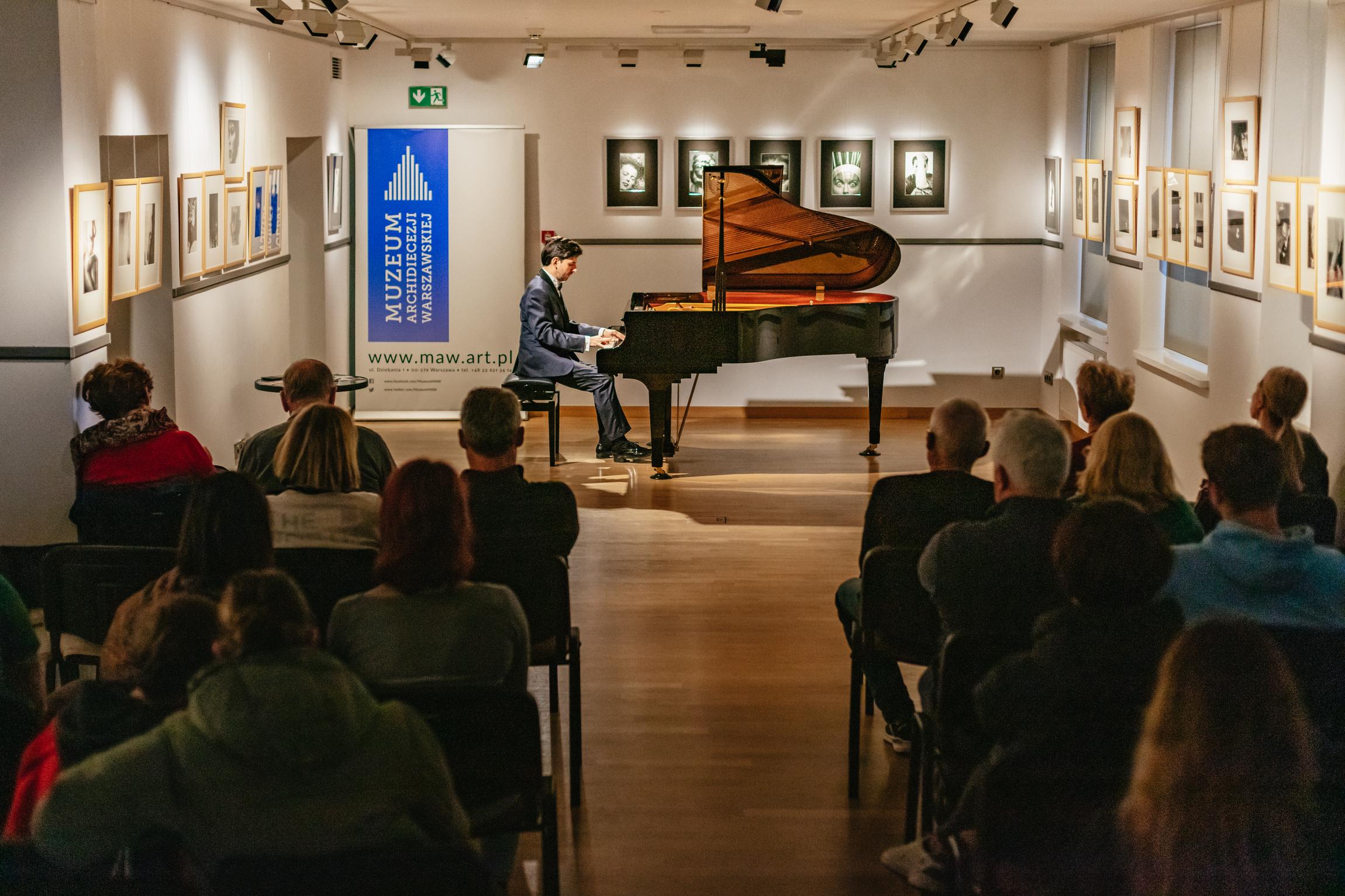 Live Chopin Piano Performance in Warsaw Old Town