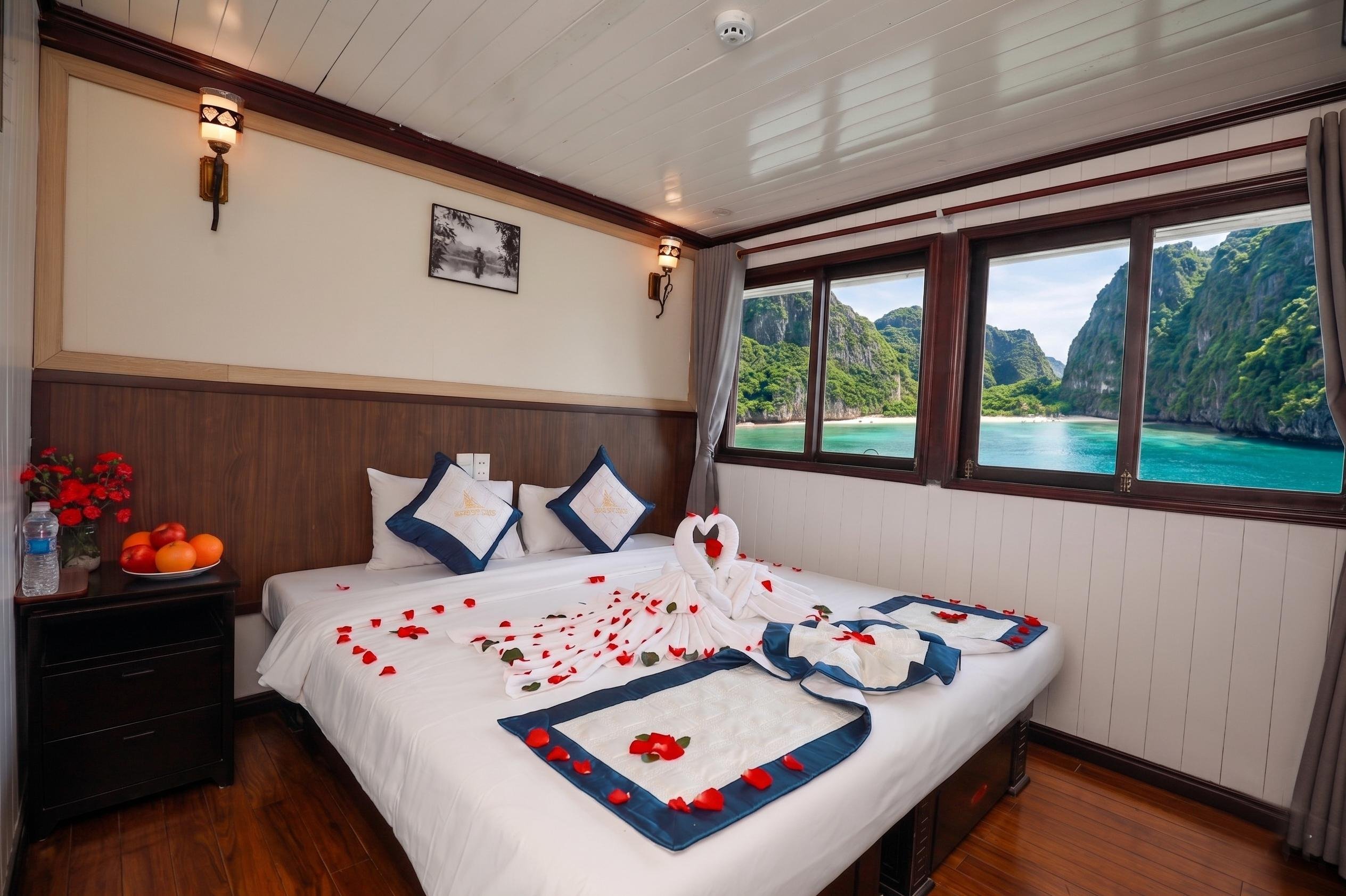 Ha Long Bay 2-Day Overnight Boat Cruise from Hanoi