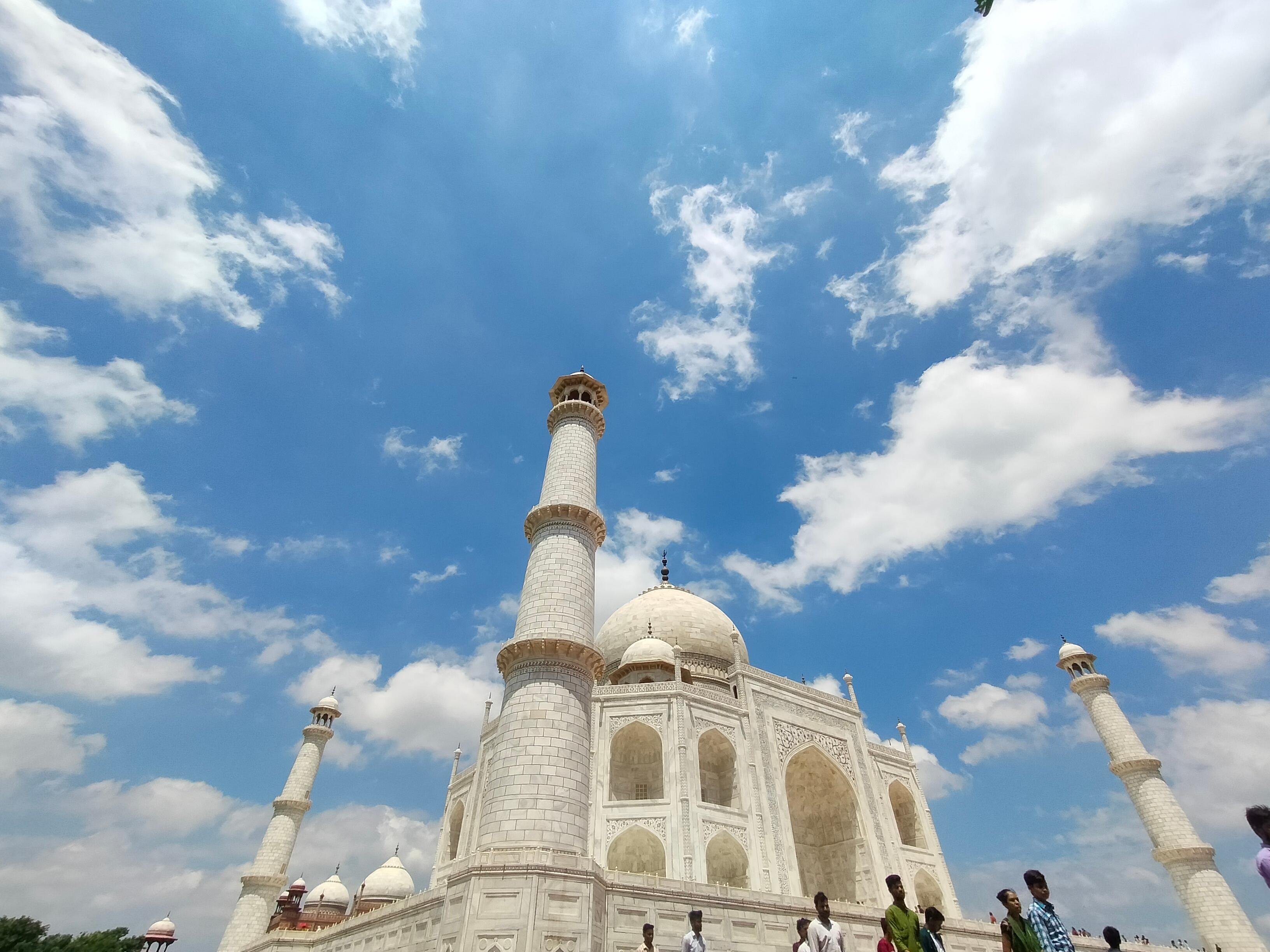 Taj Mahal Guided Tour with Traditional Saree or Kurta Experience