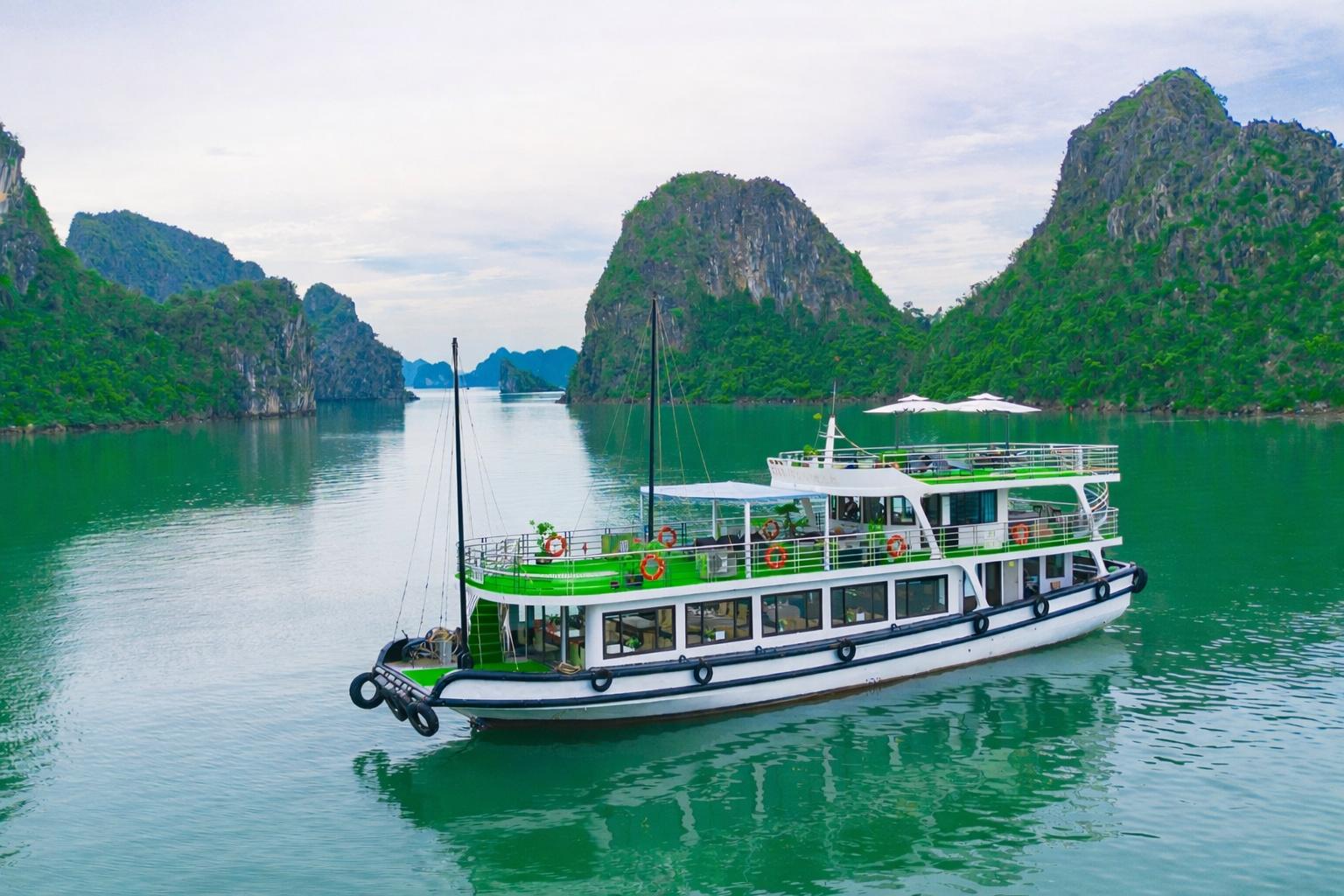 Ha Long Bay Full-Day Cruise: Caves, Kayaking & Scenic Views