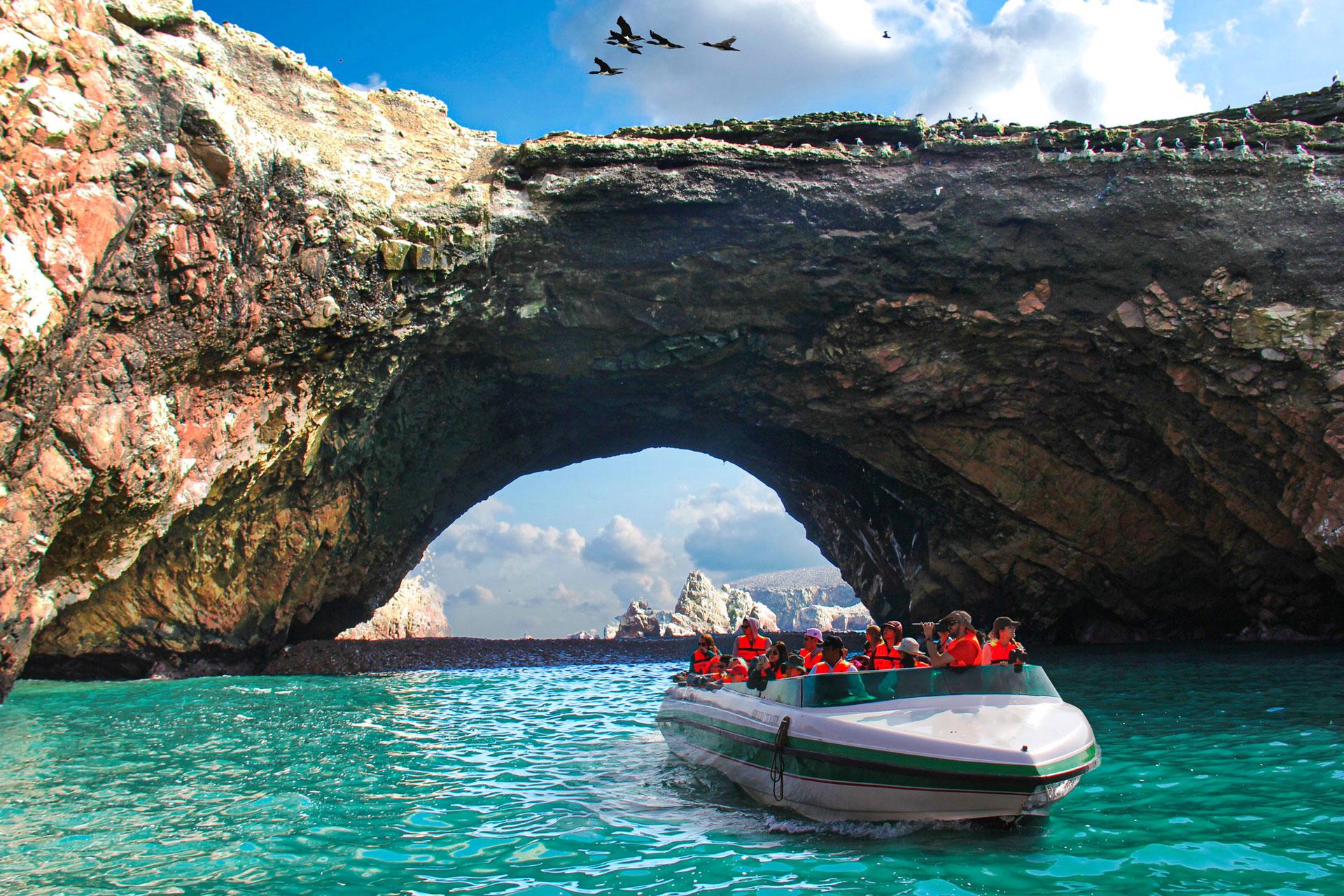 Paracas, Huacachina & Wine Tasting Day Trip from Lima