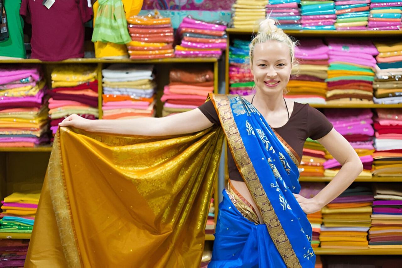 Delhi Private Shopping Tour with Local Expert