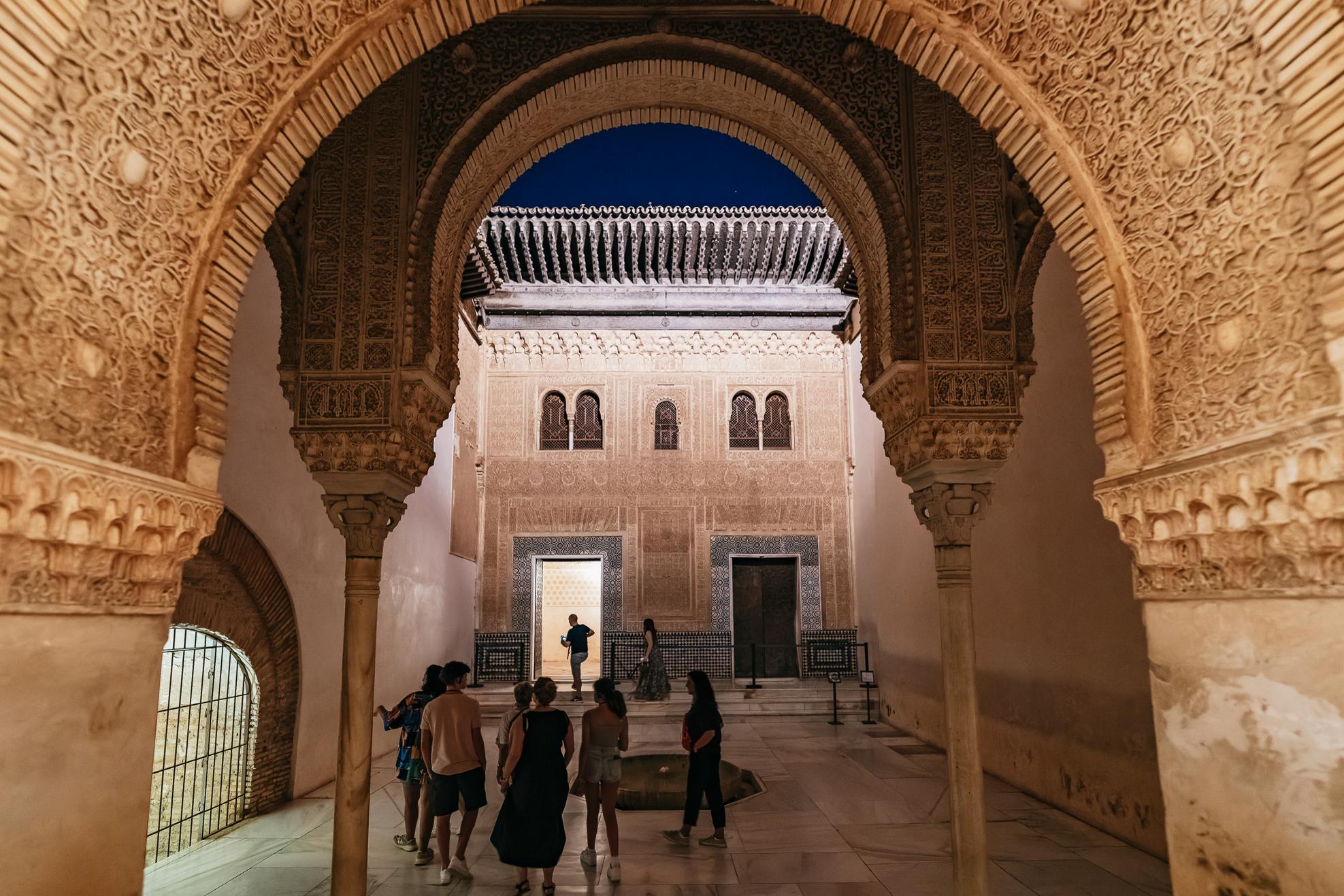 Alhambra & Nasrid Palaces: Exclusive Evening Guided Tour