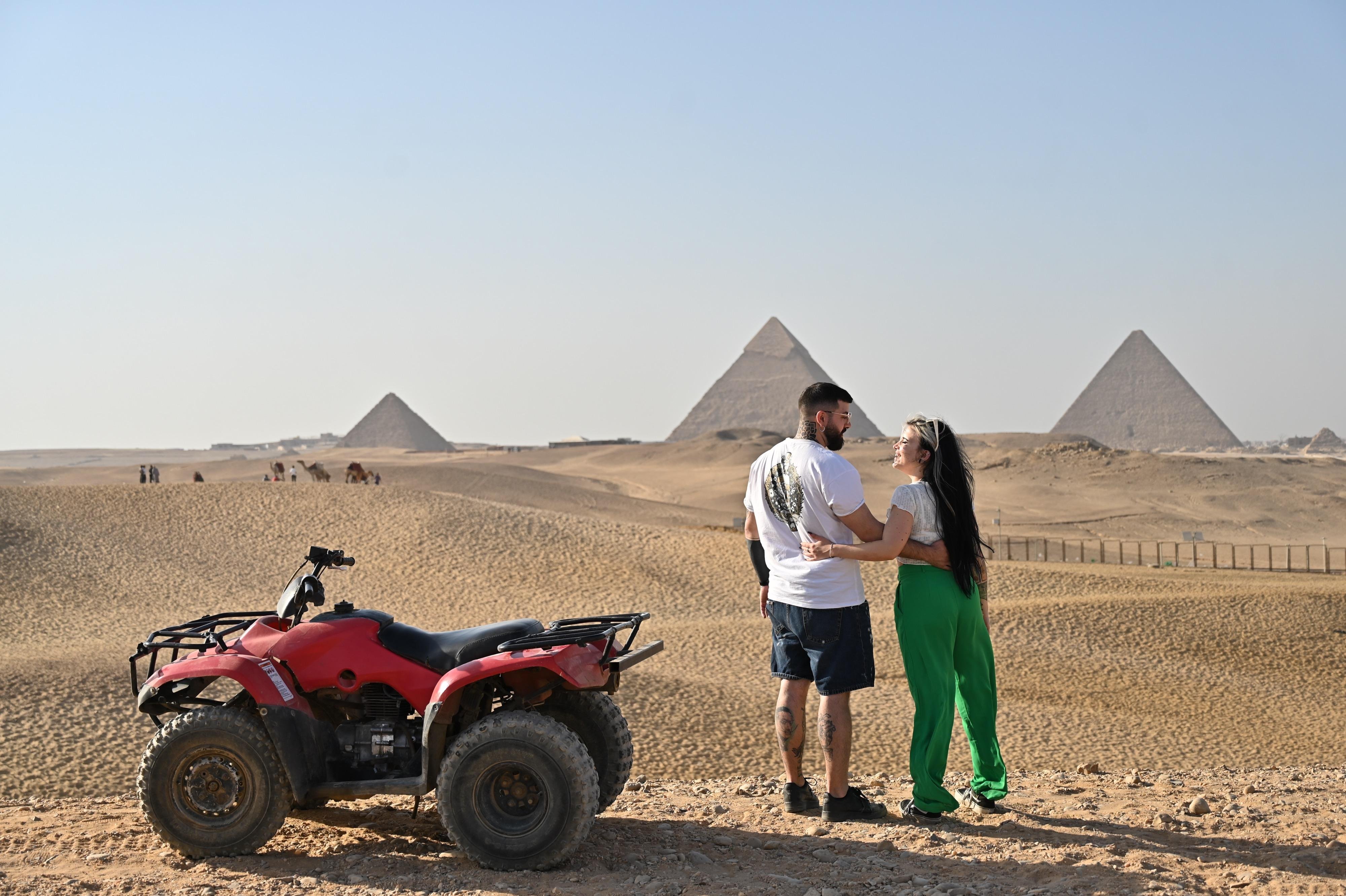 Giza Plateau: Quad Bike Desert Safari & Optional Camel Trek