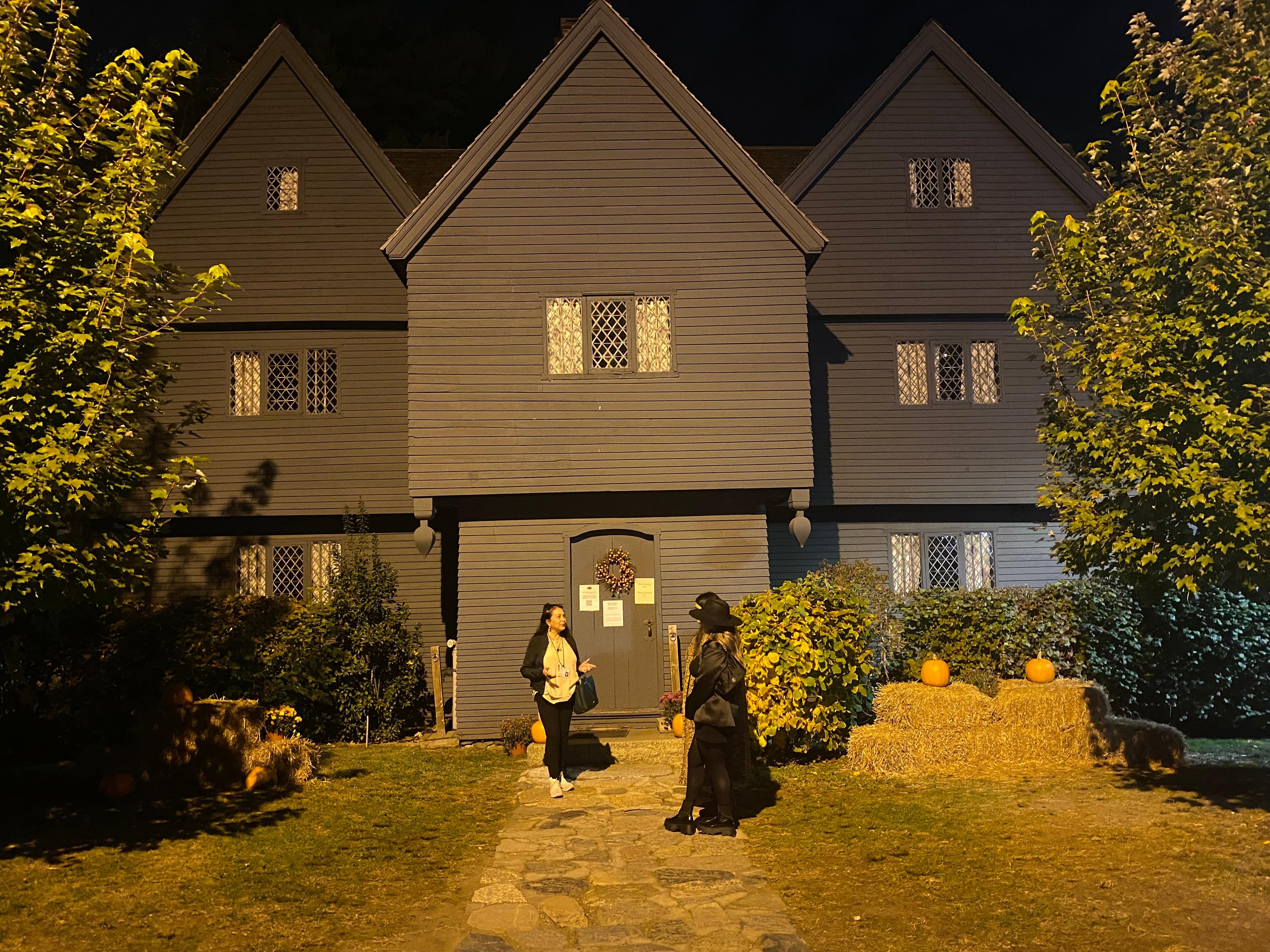 Salem psychic and tarot ghost tour with a bewitched evening reading
