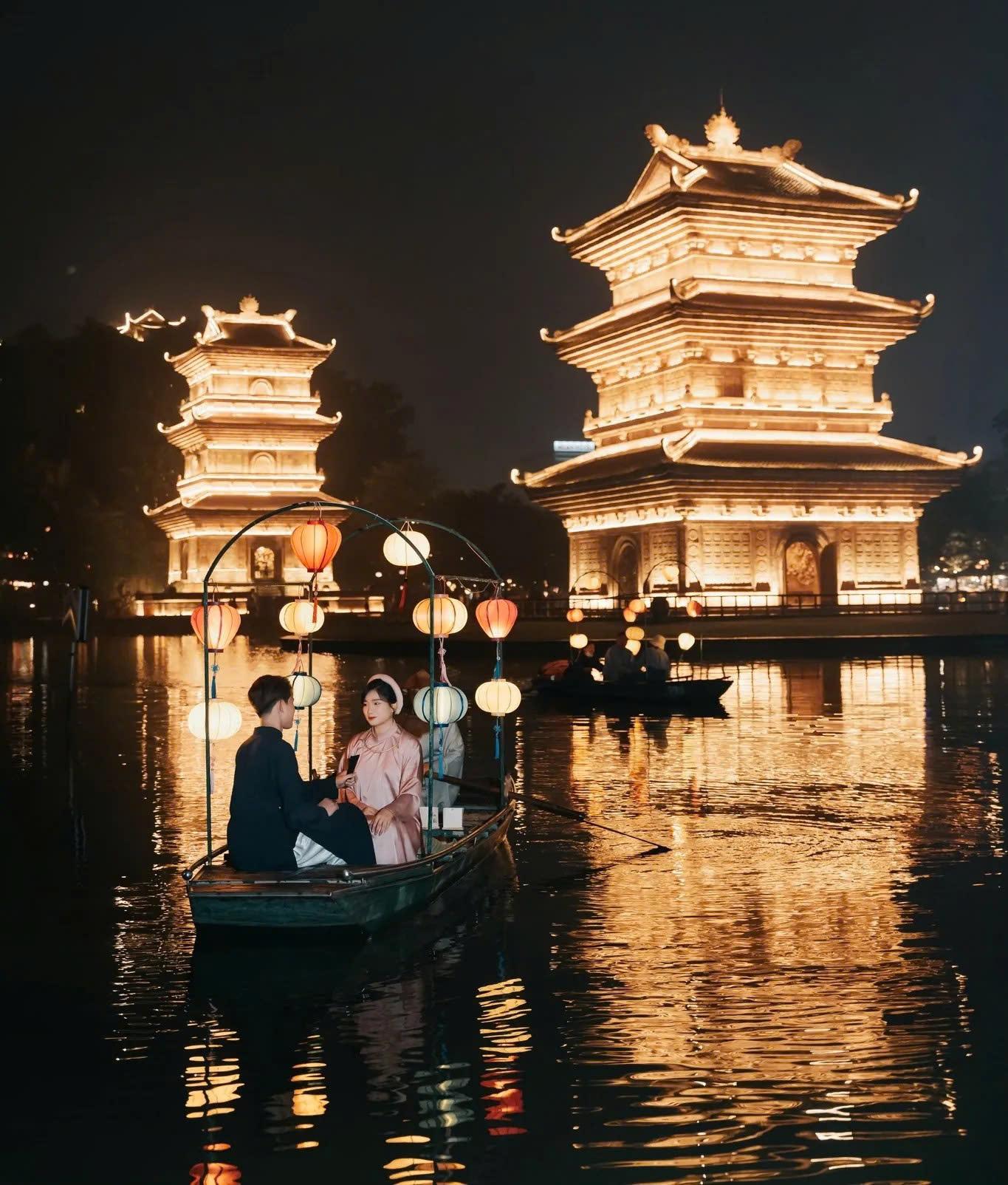 Ninh Binh Night Tour: Bai Dinh Pagoda & Hoa Lu Ancient Town