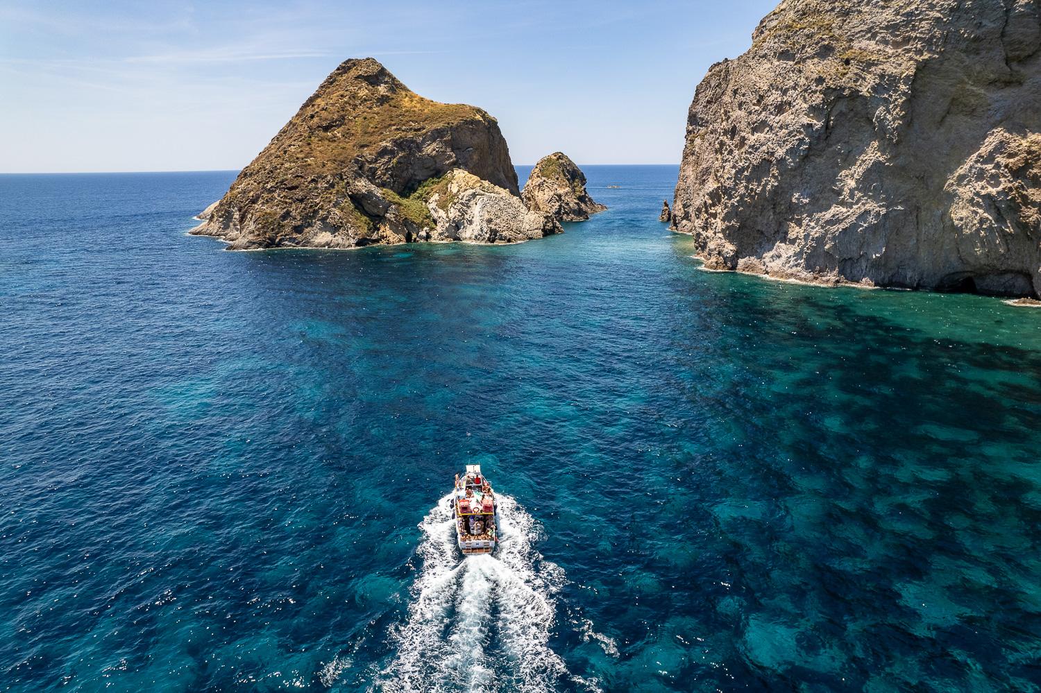 Ponza Island Full-Day Boat Tour with Seafood Lunch