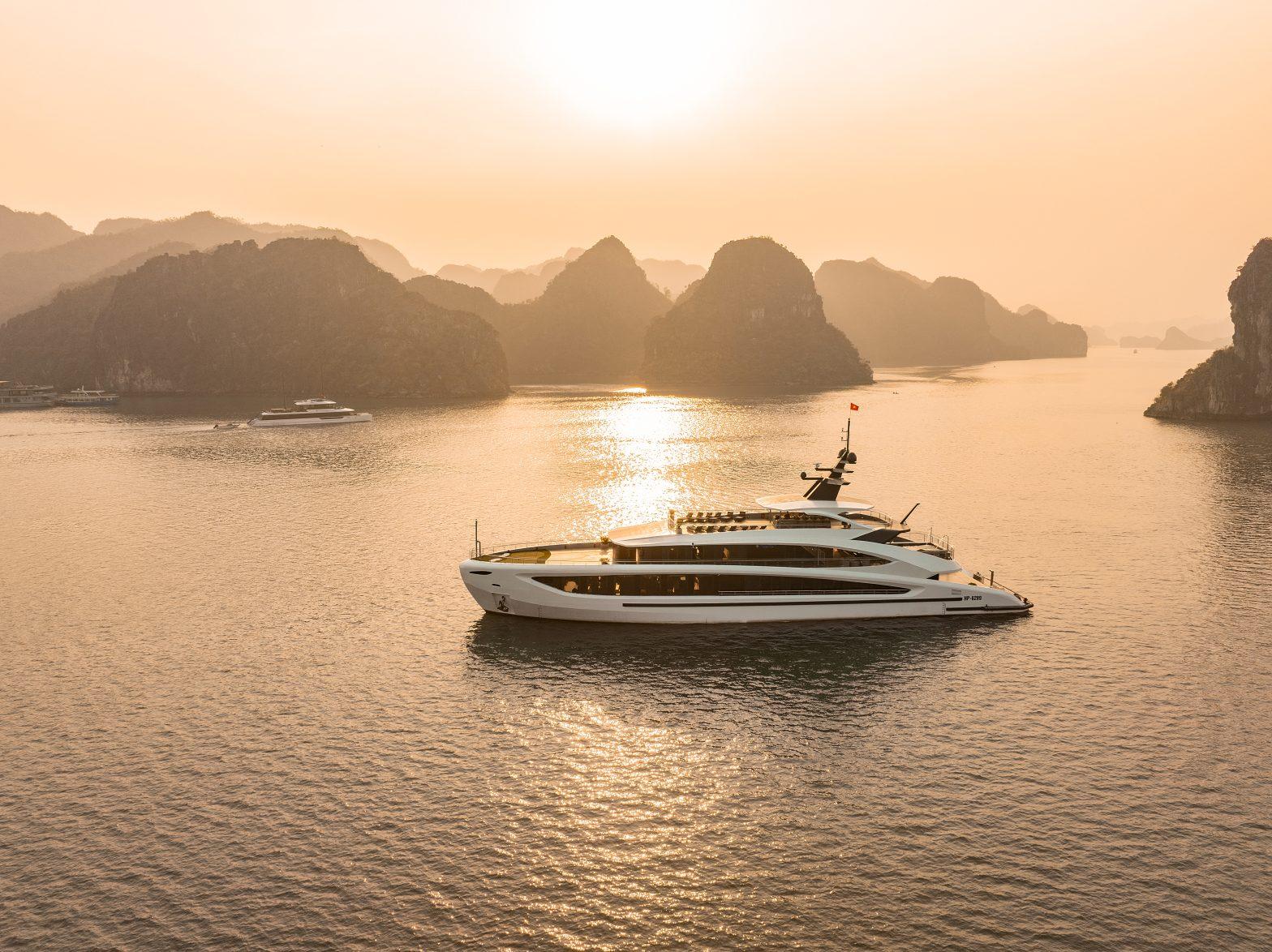 Halong & Lan Ha Bay Luxury Day Cruise with Kayaking, Cave & Cooking Class