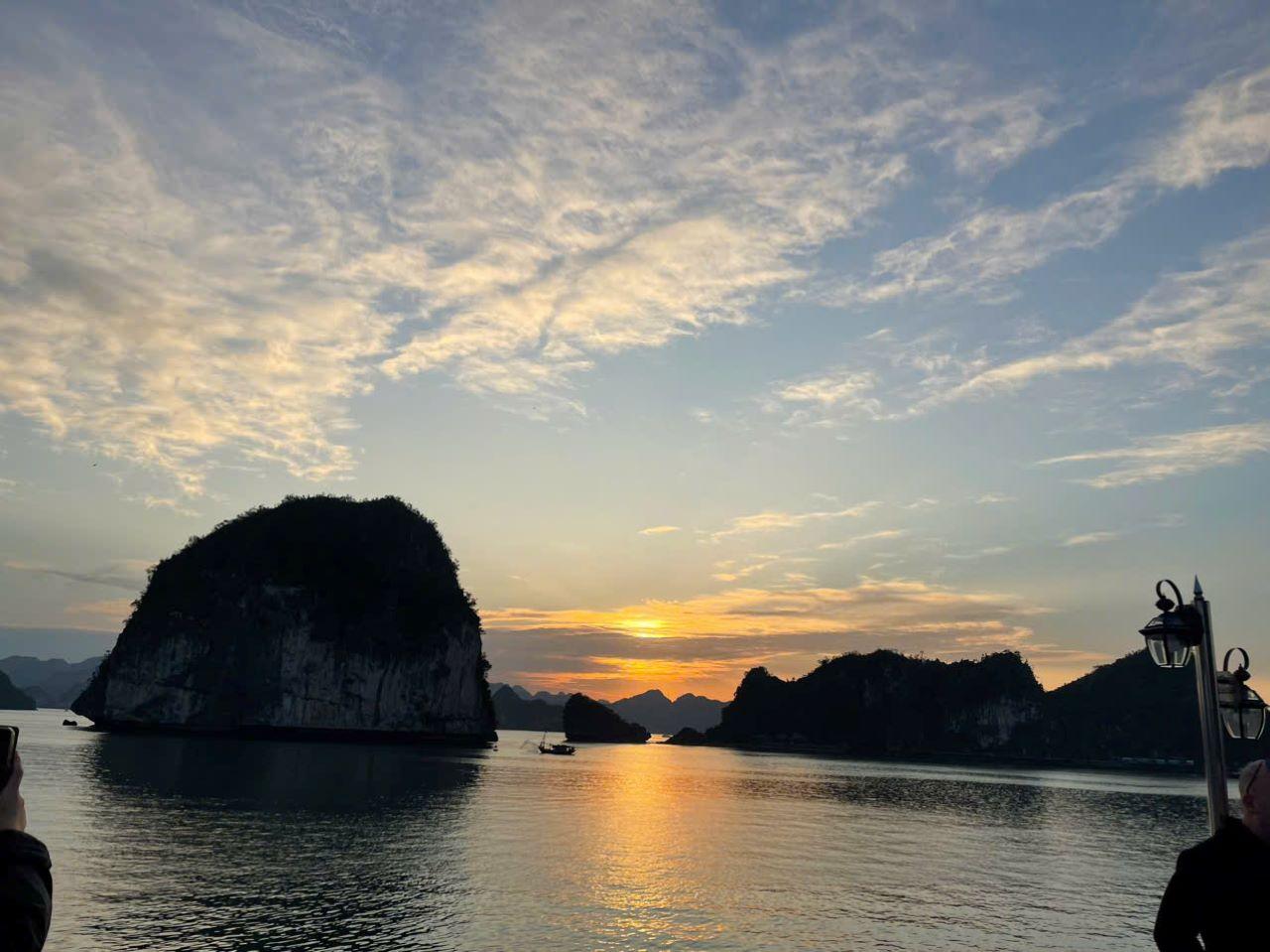 Ha Long Bay Day Trip from Hanoi: Luxury or Standard Cruise with Lunch