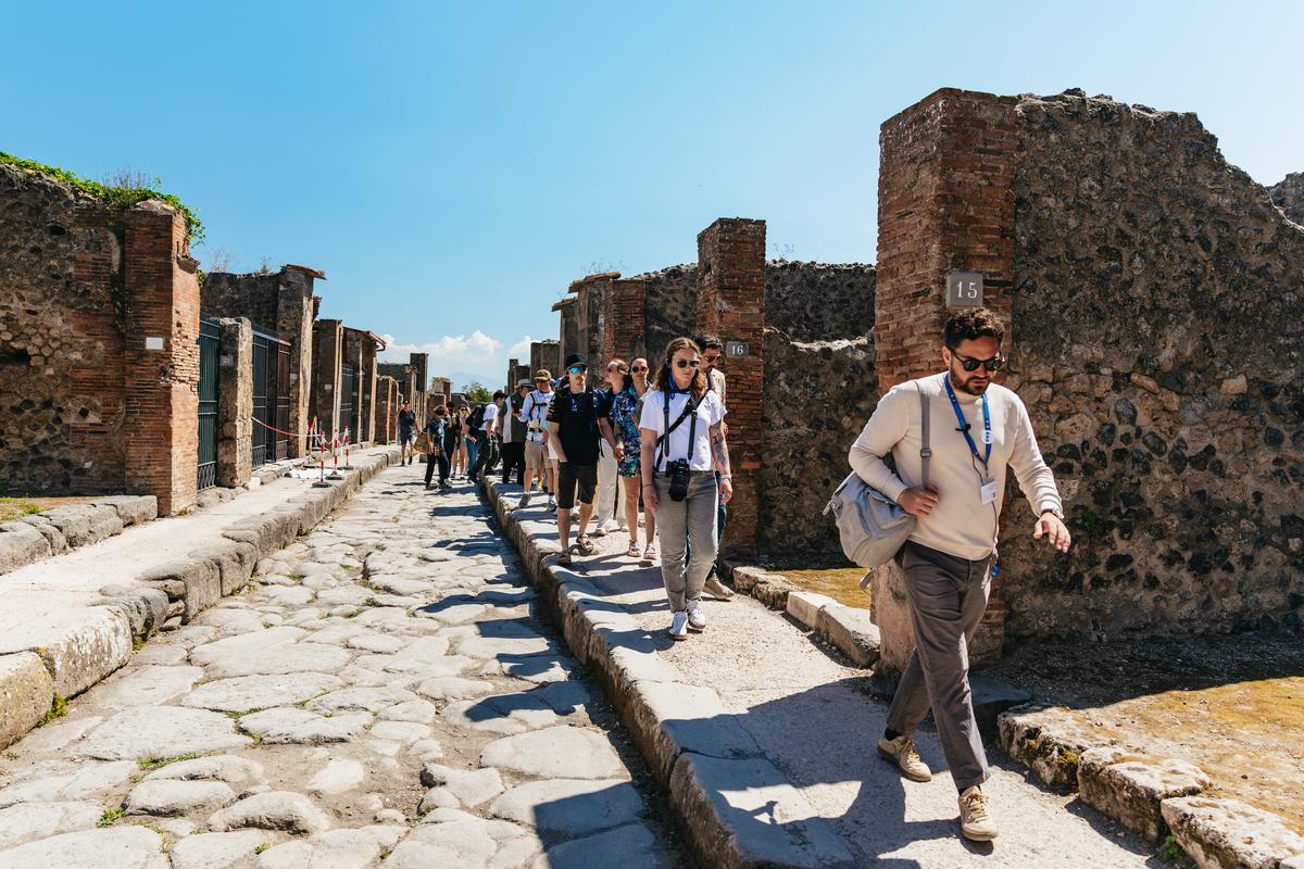 Pompeii: Exclusive Tour with Archaeologist and Entry Tickets