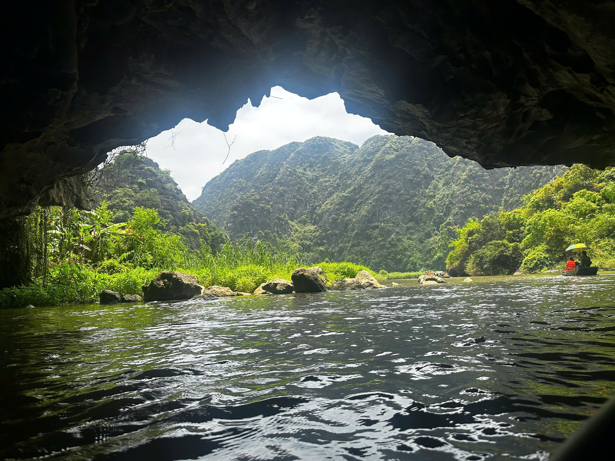 Ninh Binh Private Full-Day Tour: Bai Dinh Pagoda & Trang An Boat Journey