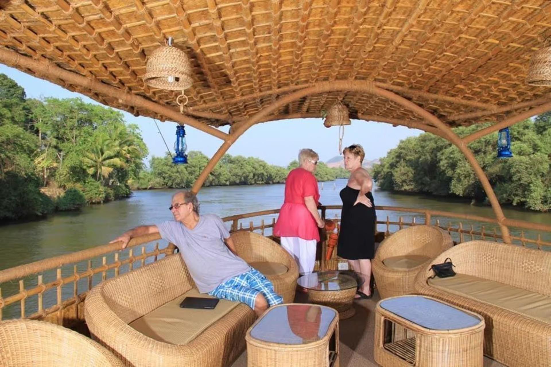 Private Alleppey Backwater Houseboat Tour with Lunch