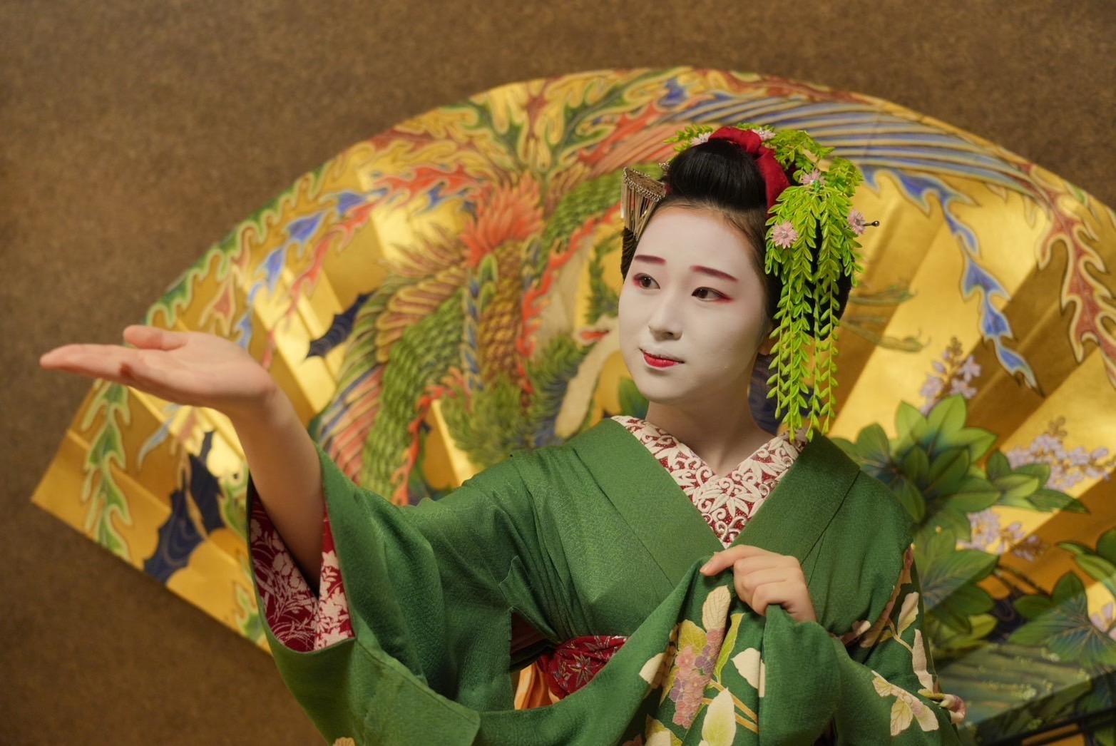Tour a pie por Gion, espectáculo de aprendiz de geisha y juego tradicional de abanico
