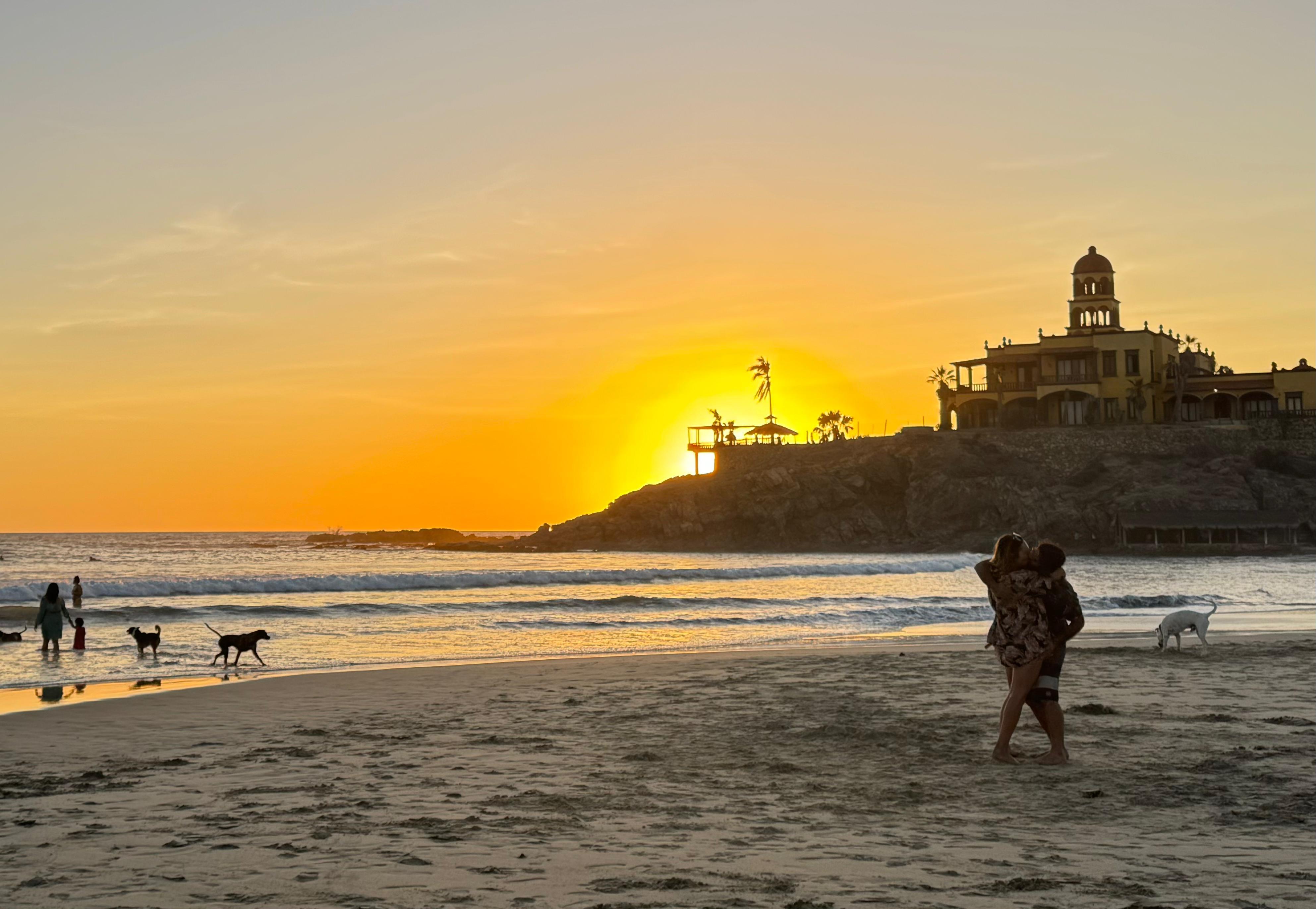 Cabo to La Paz Private Day Tour: Todos Santos, Balandra Beach & Cerritos Sunset