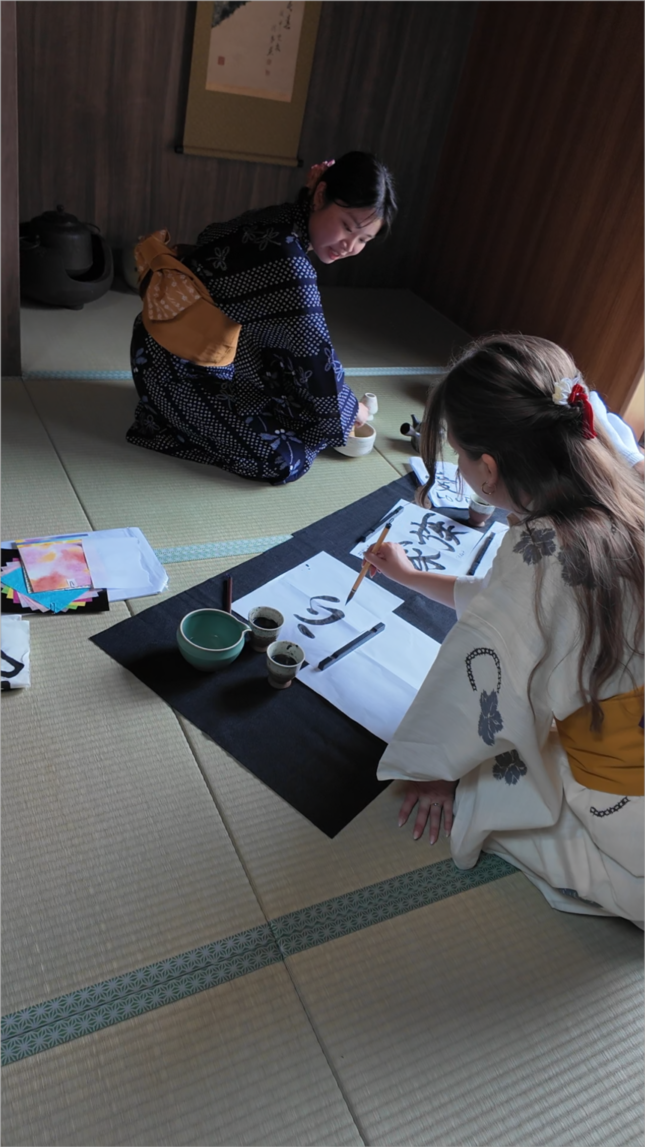 Privat upplevelse i Machiya i Kyoto: Tebjudning, kalligrafi & kimono