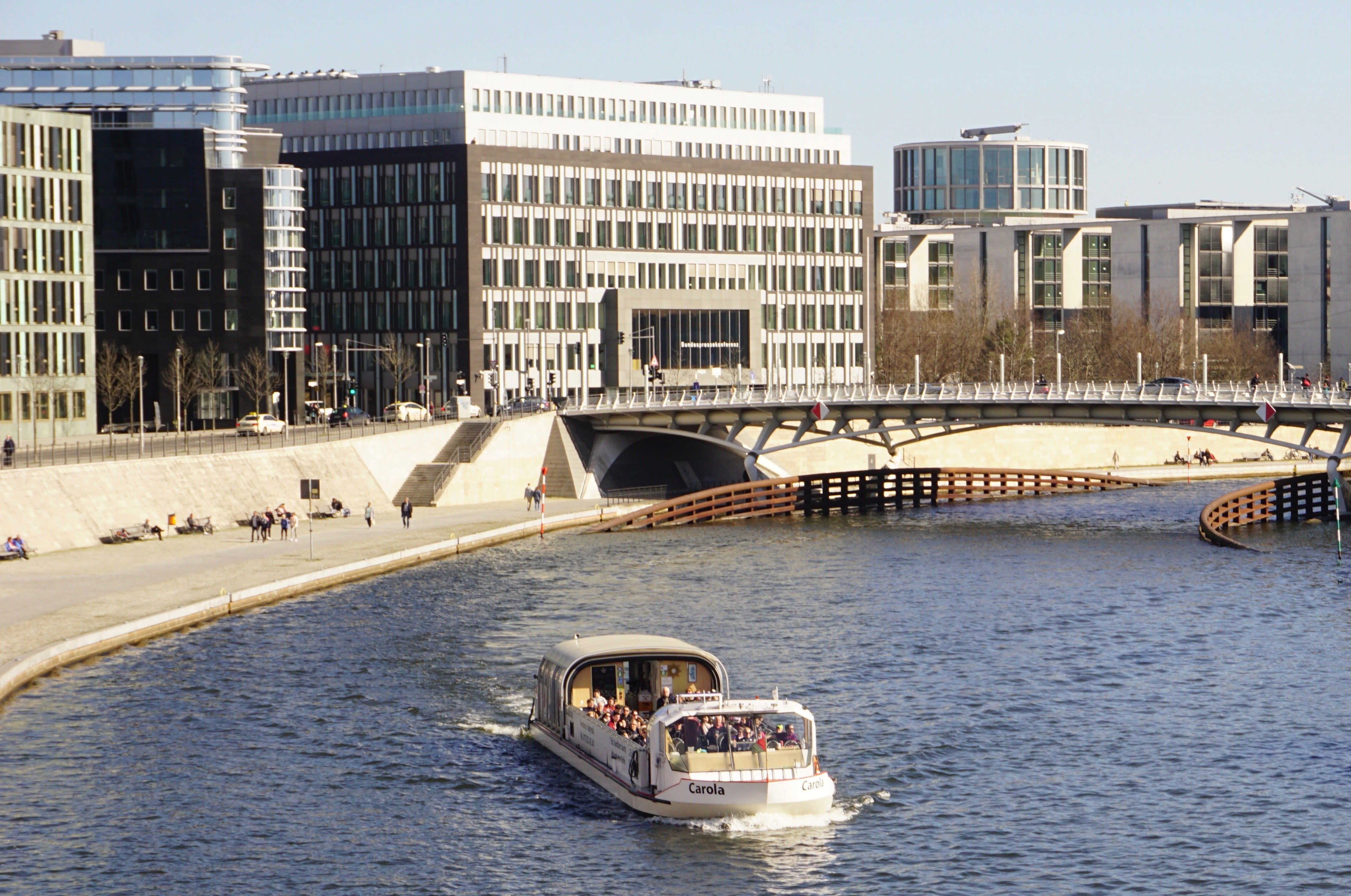 Berlin: 1-hr Boat Tour with Bilingual Live Guide (DE/EN)