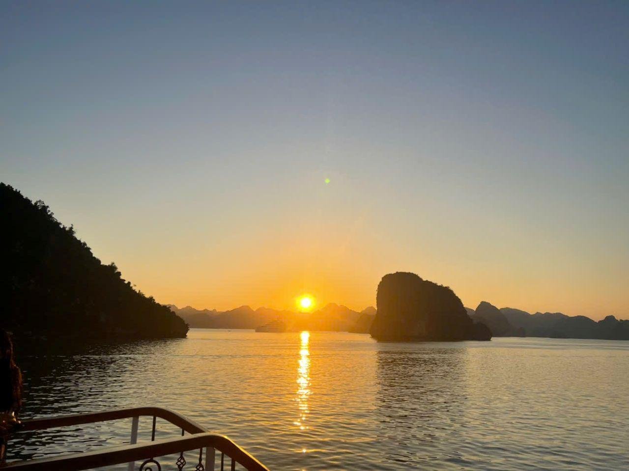 Ha Long Bay Day Trip from Hanoi: Luxury or Standard Cruise with Lunch