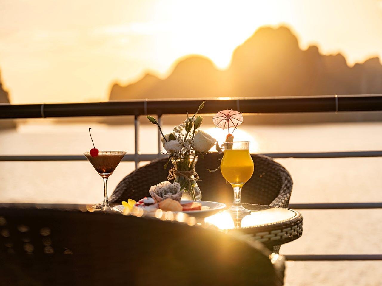 Ha Long Bay Day Trip from Hanoi: Luxury or Standard Cruise with Lunch
