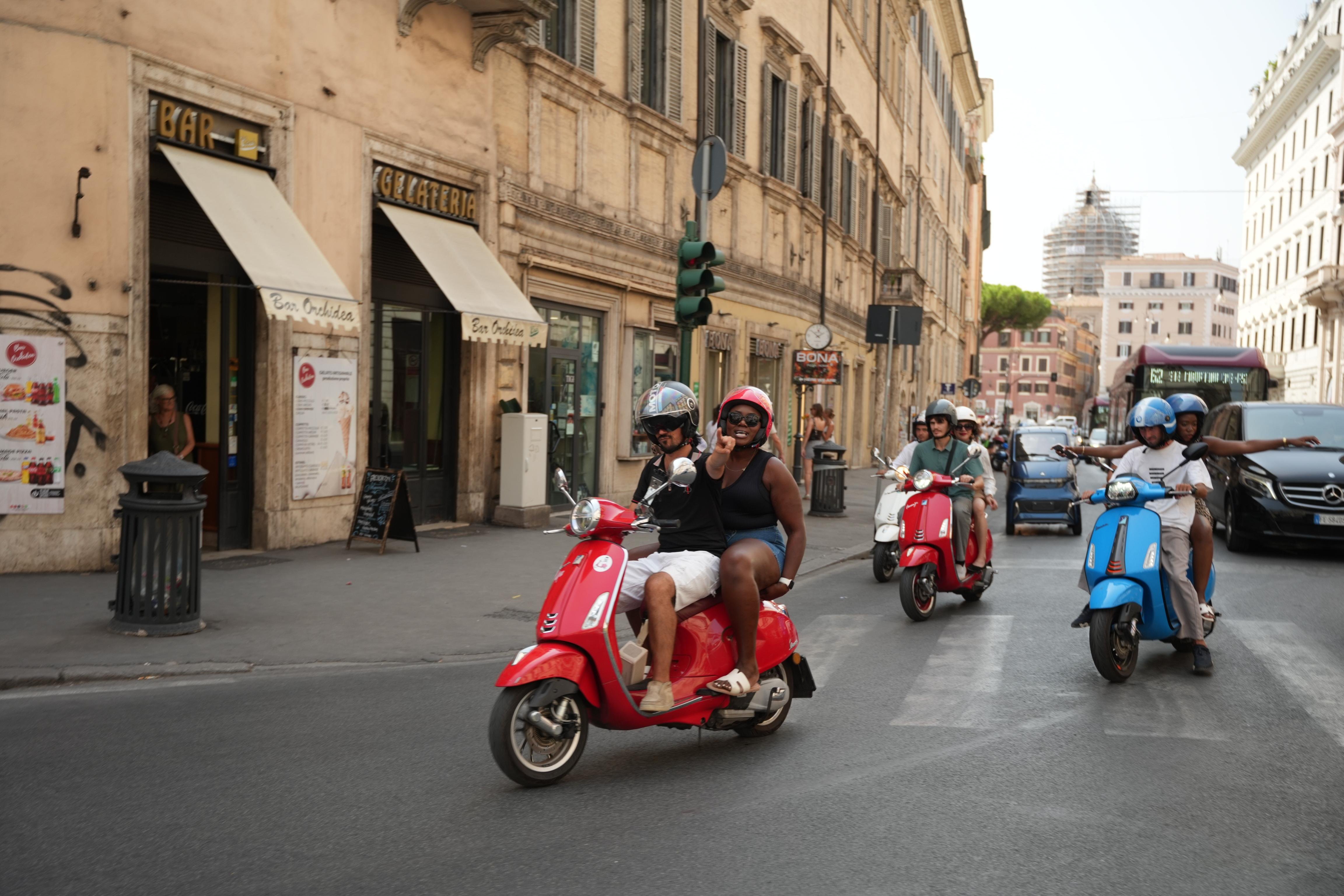 Rome vespa photo tour photoshoot passenger city backdrops — image 12