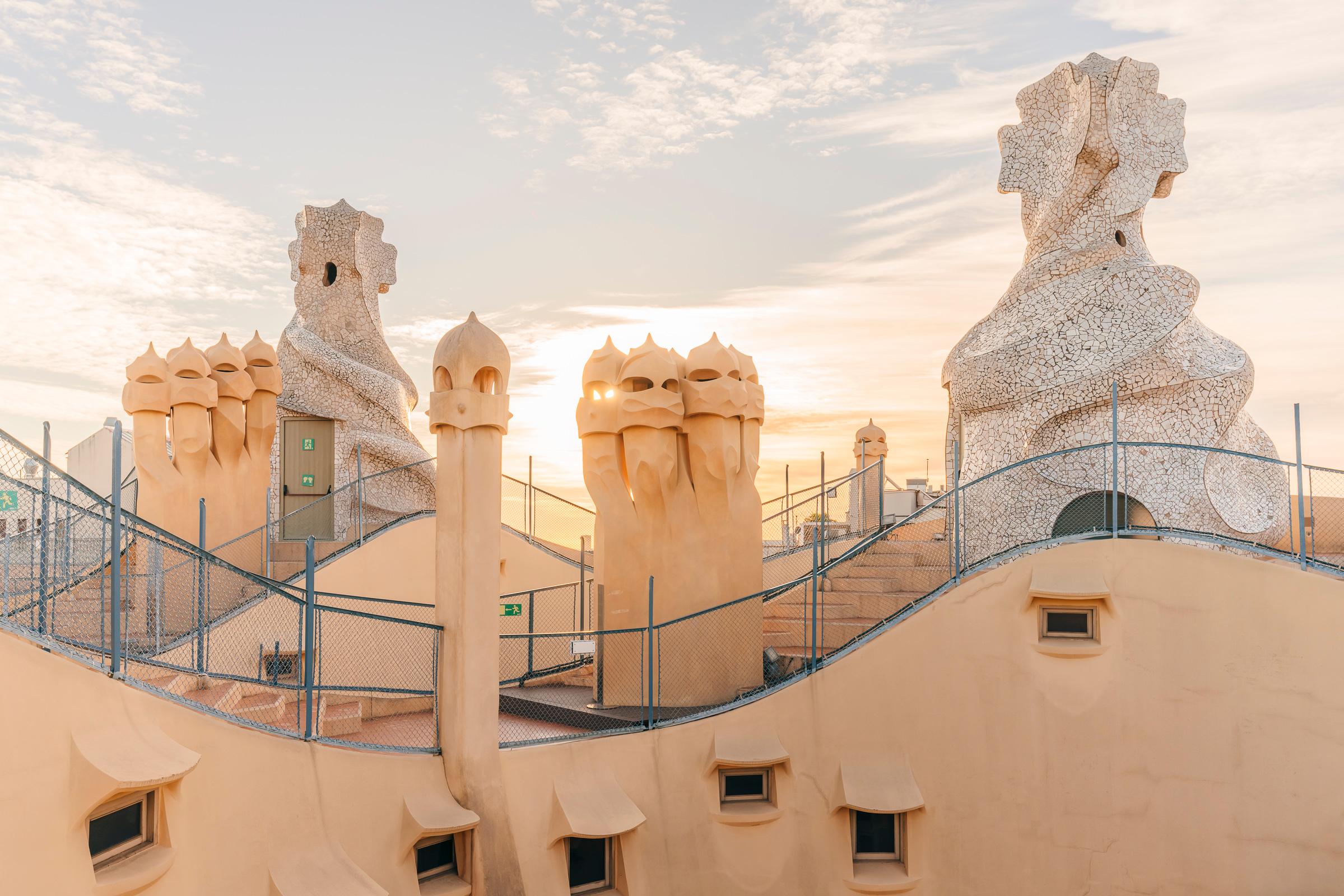 Barcelona: Casa Milà Early Access Tour in Japanese
