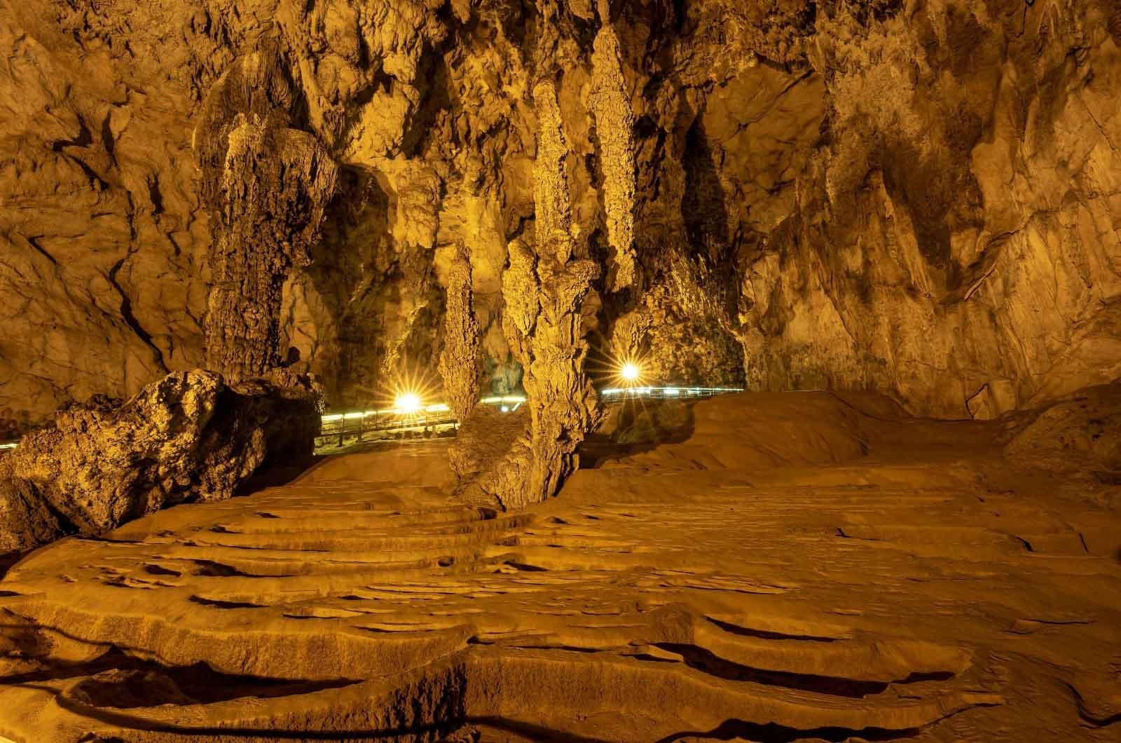 Phong Nha Cave boat tour Son River dragon boat and Paradise Cave karst — image 84
