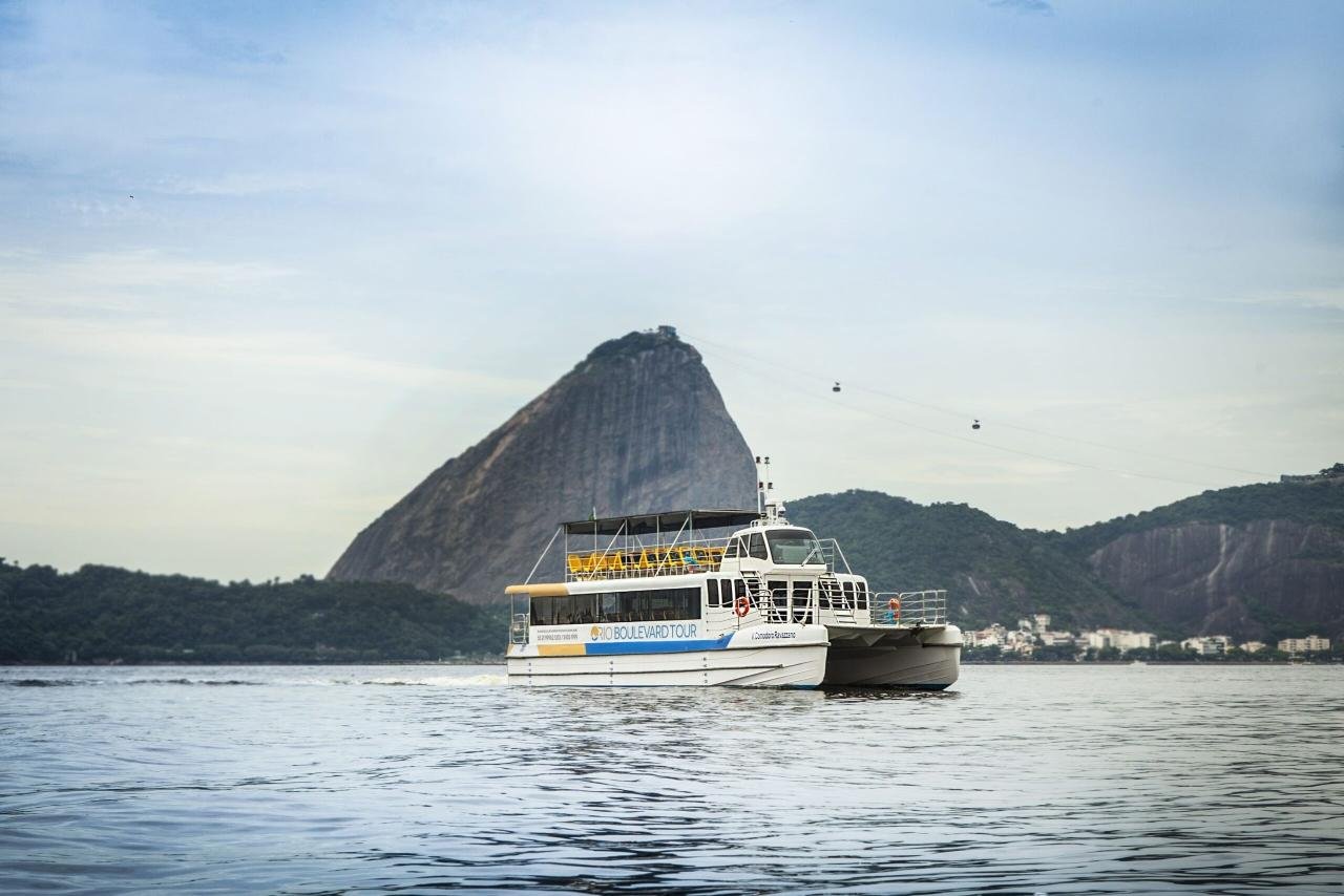 Rio de Janeiro: Guanabara Bay Catamaran Cruise with Hotel Transfers