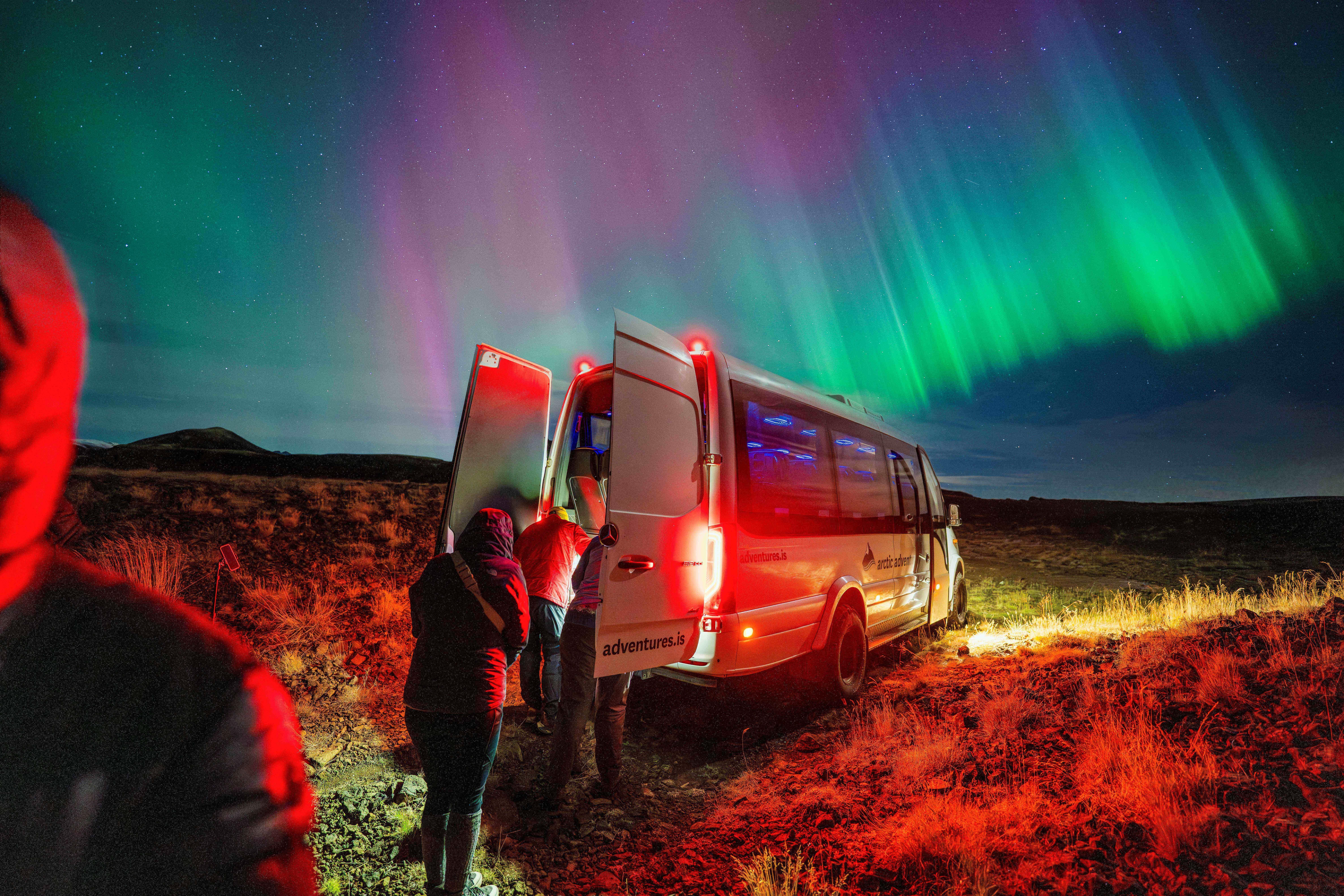 Reykjavík Aurora Hunt by Minibus with Photography