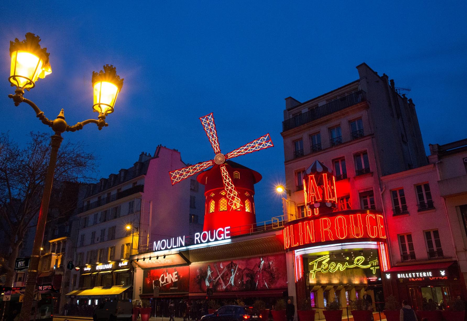 Moulin Rouge Féerie Show with Champagne & Central Paris Drop-Off