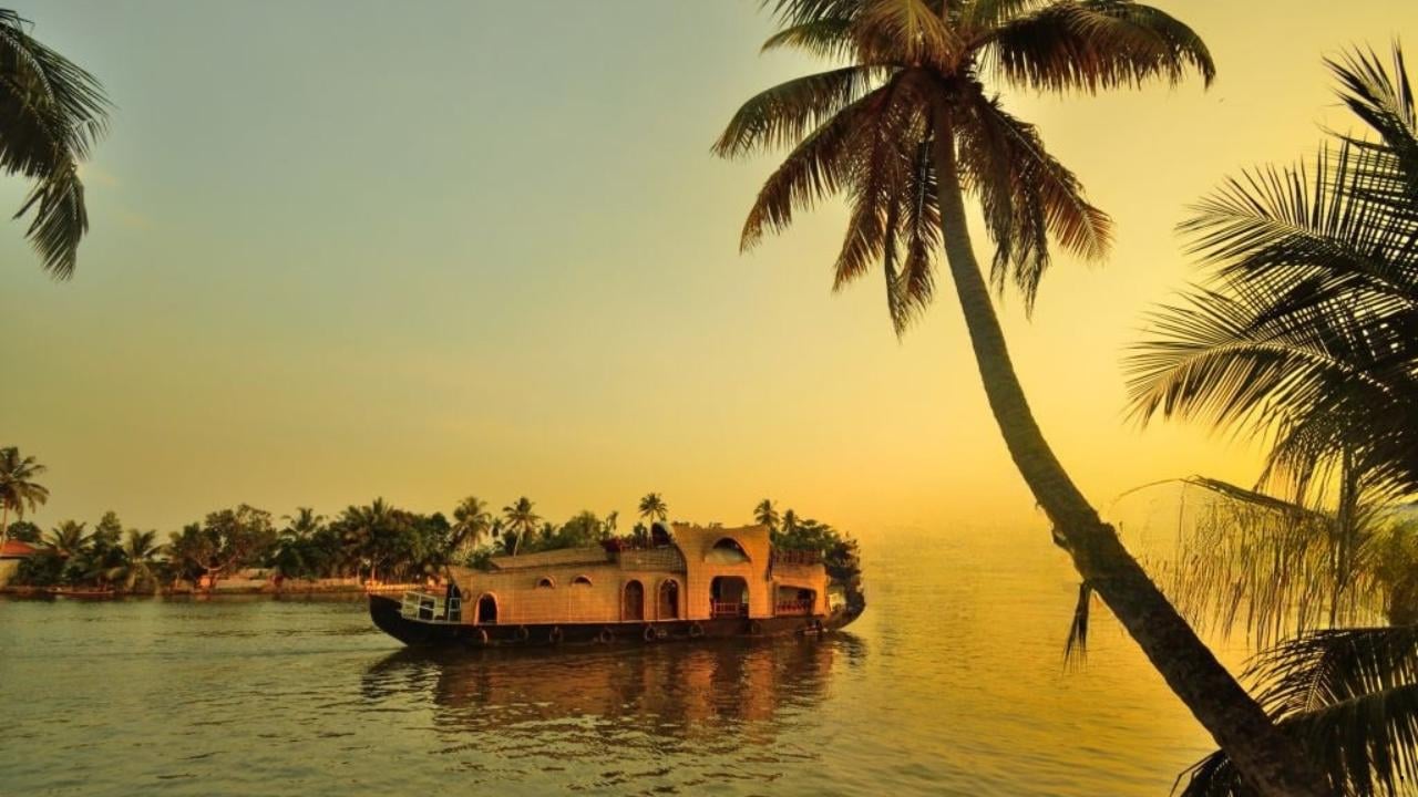 Private Alleppey Houseboat Overnight with Meals & Kochi Transfers