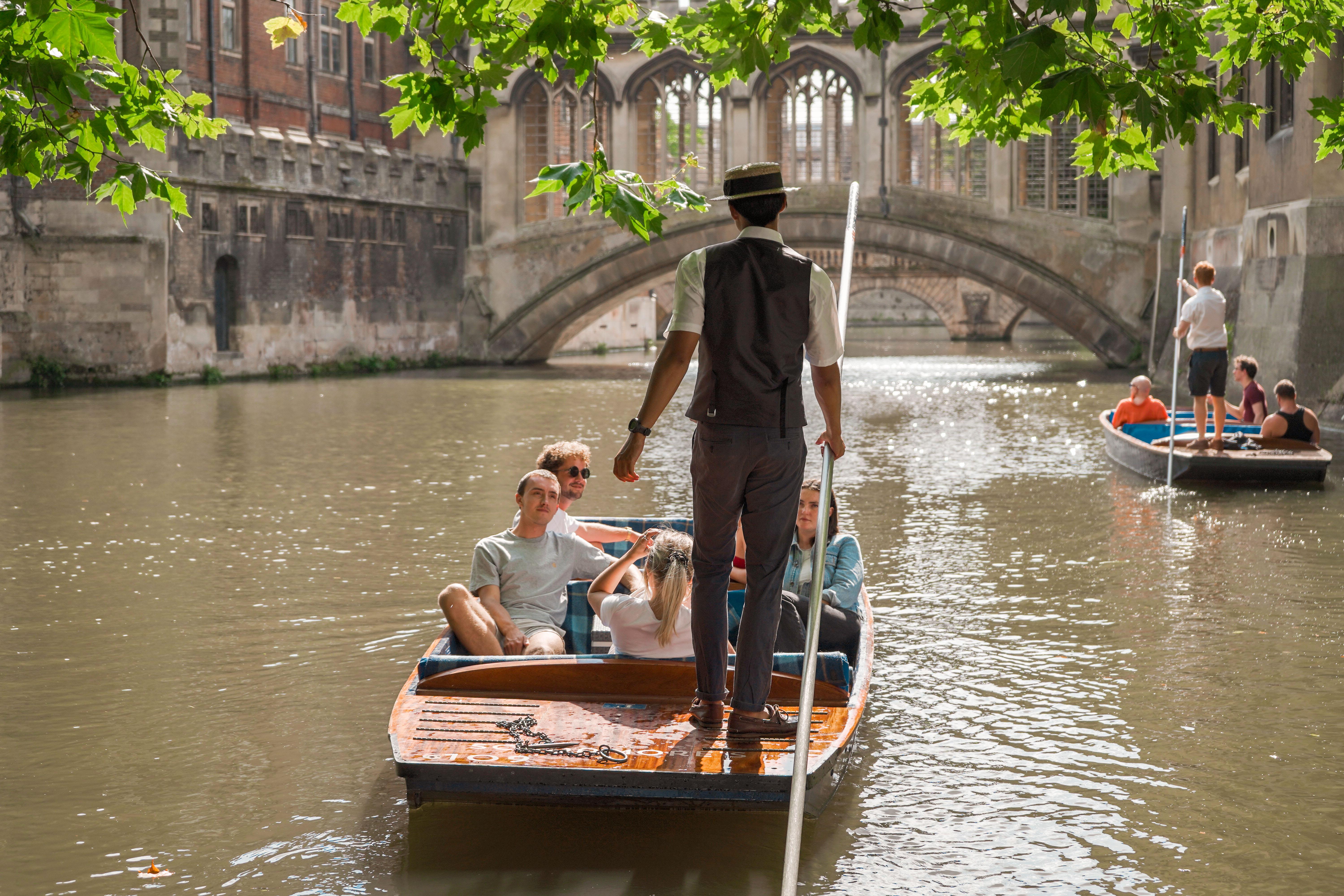 Cambridge: Guided Shared River Punting Tour