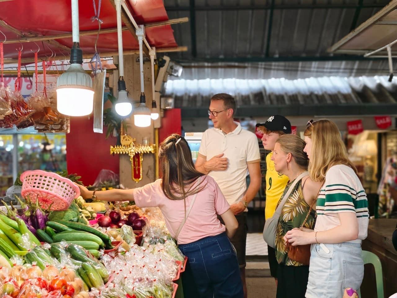 Chiang Mai: Traditional Thai Cooking Class with Market Tour
