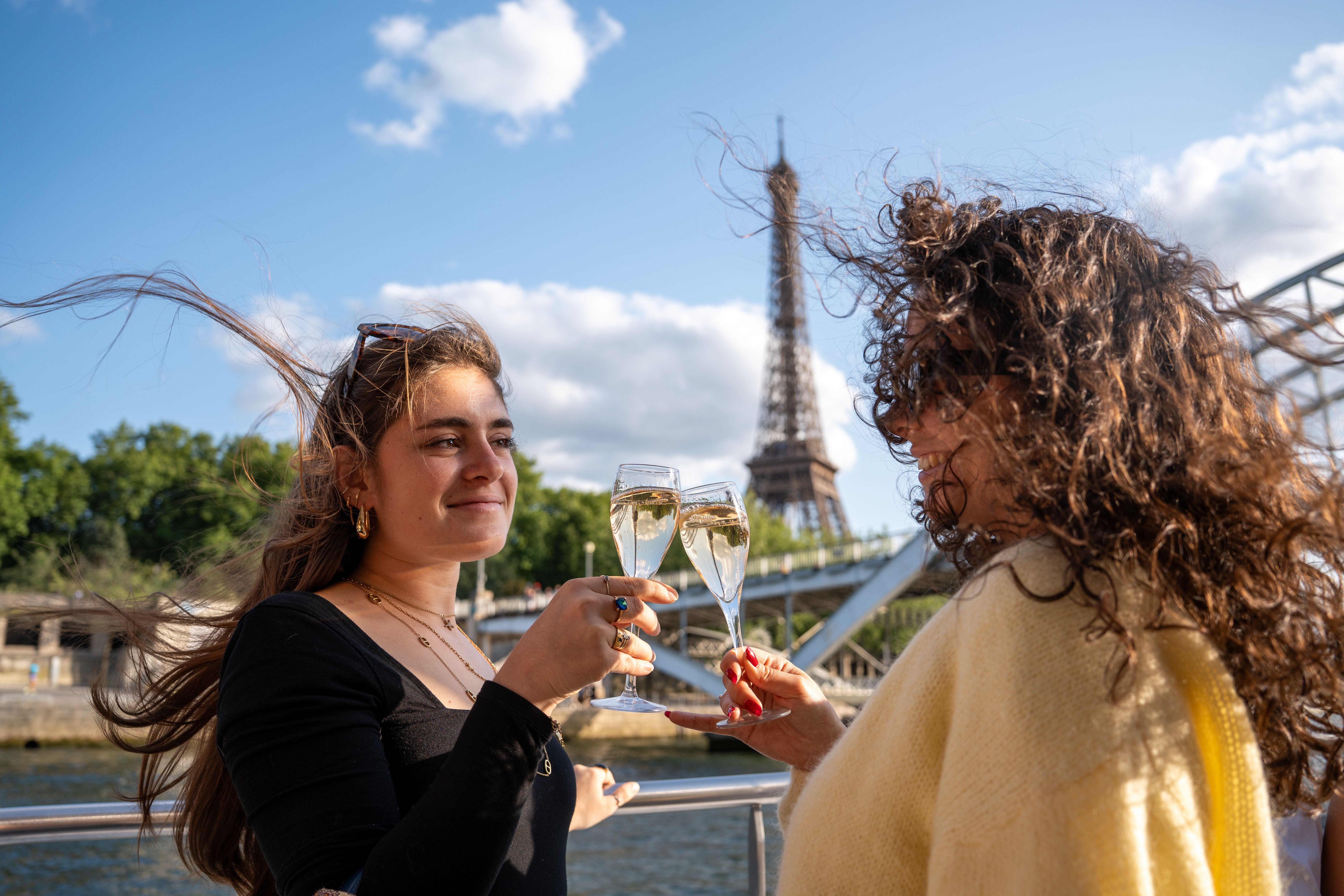 Paris: Seine Champagne Tasting Cruise