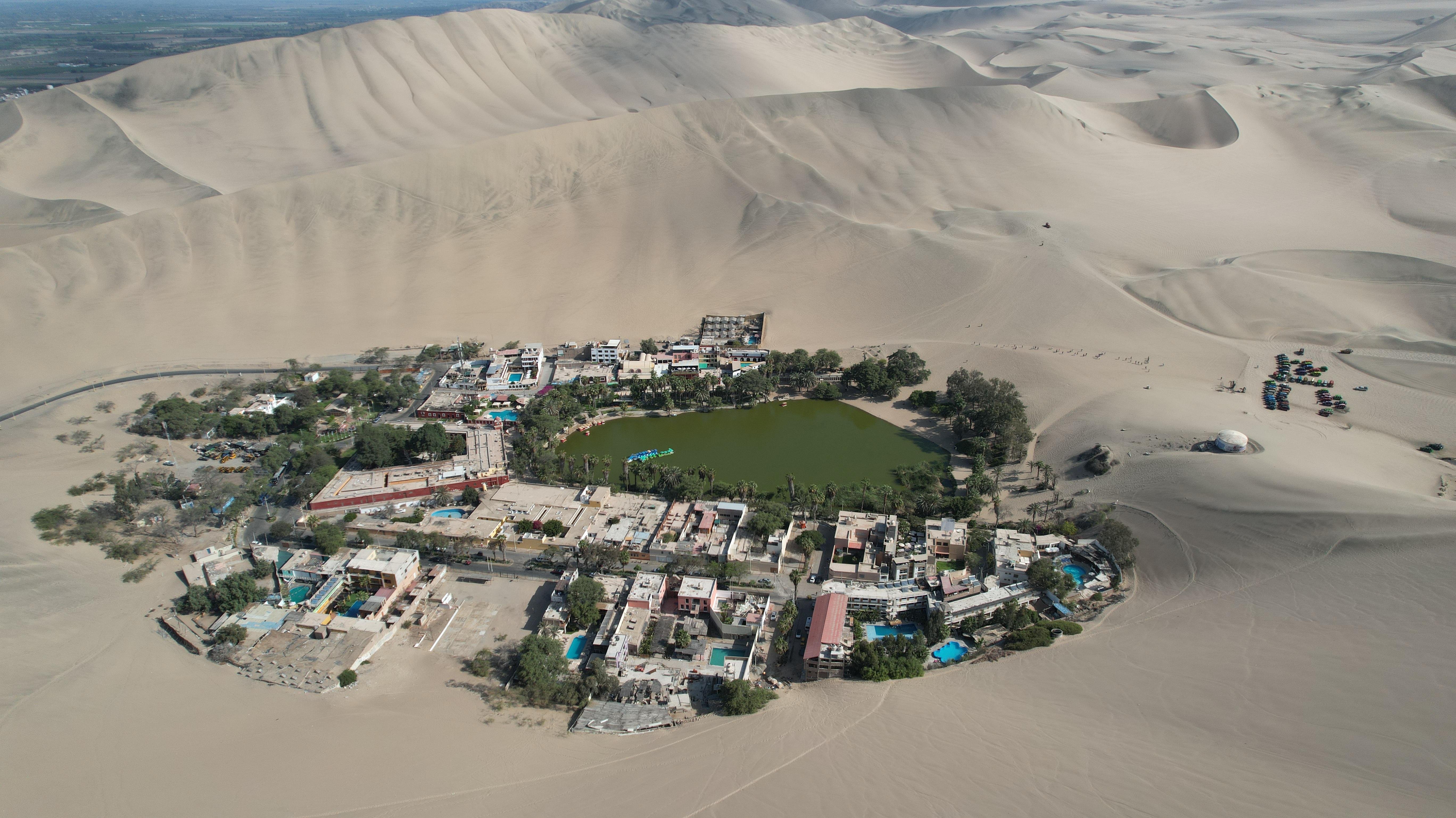 Aventura en Paracas y Huacachina: Islas, Dunas y Puesta de Sol en el Desierto