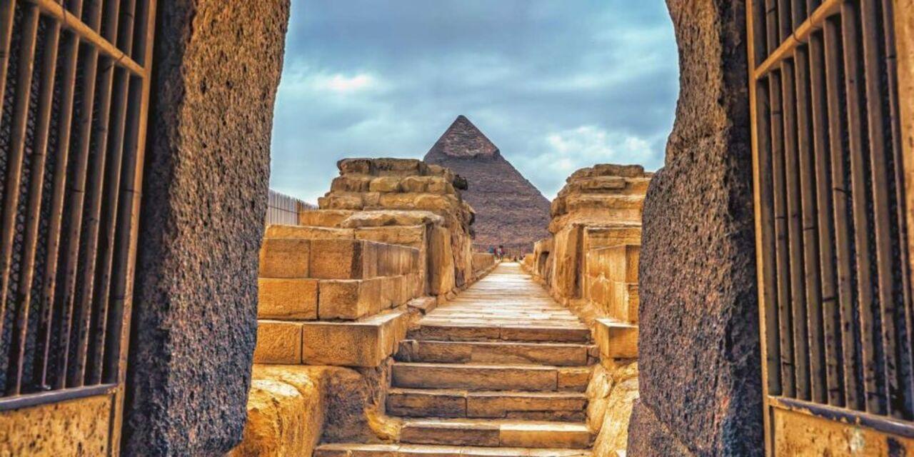 Private Giza Pyramids & Sphinx Tour with Camel Excursion