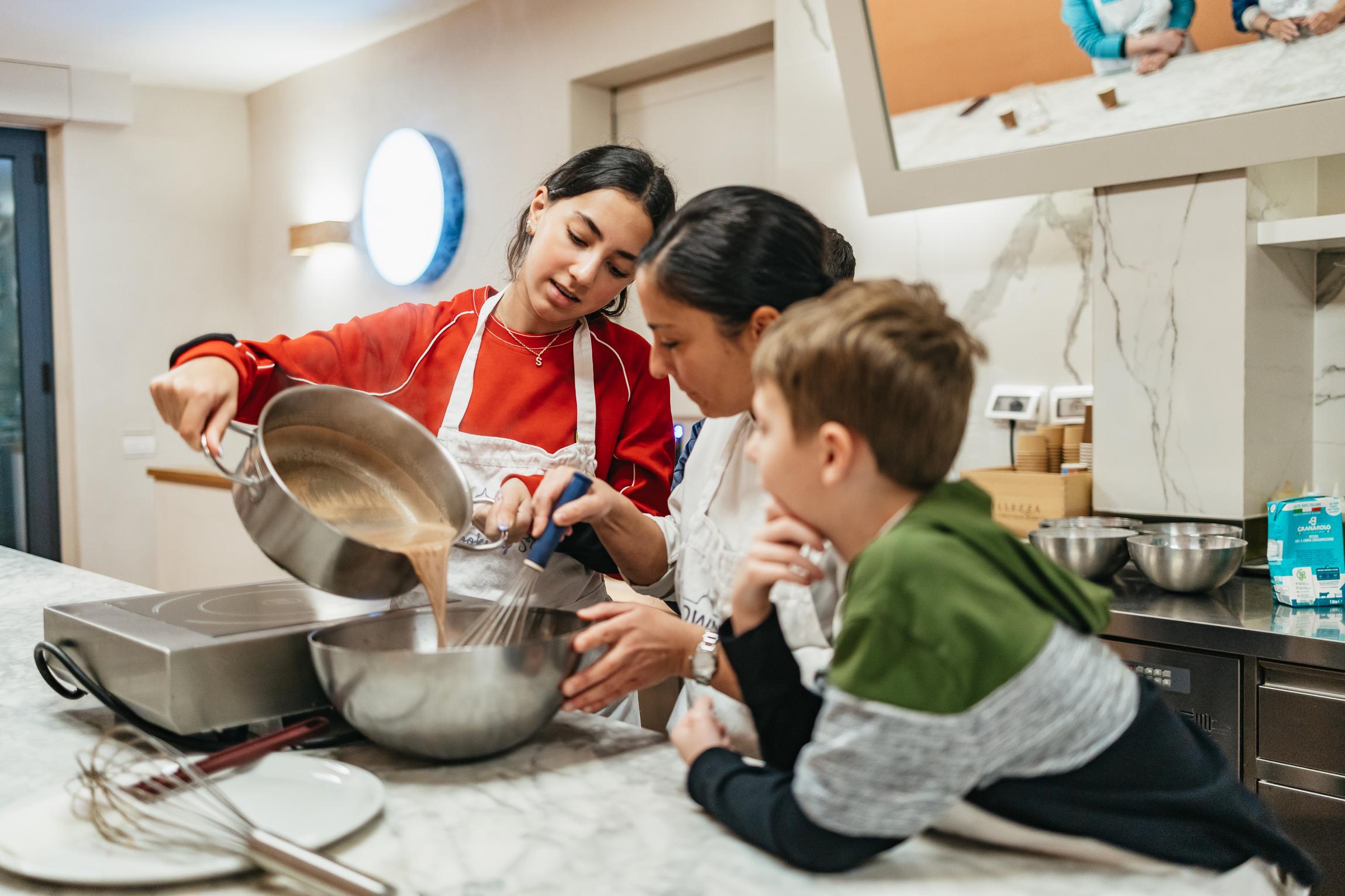 Florence: Premium Pizza & Gelato Preparation Class with Wine