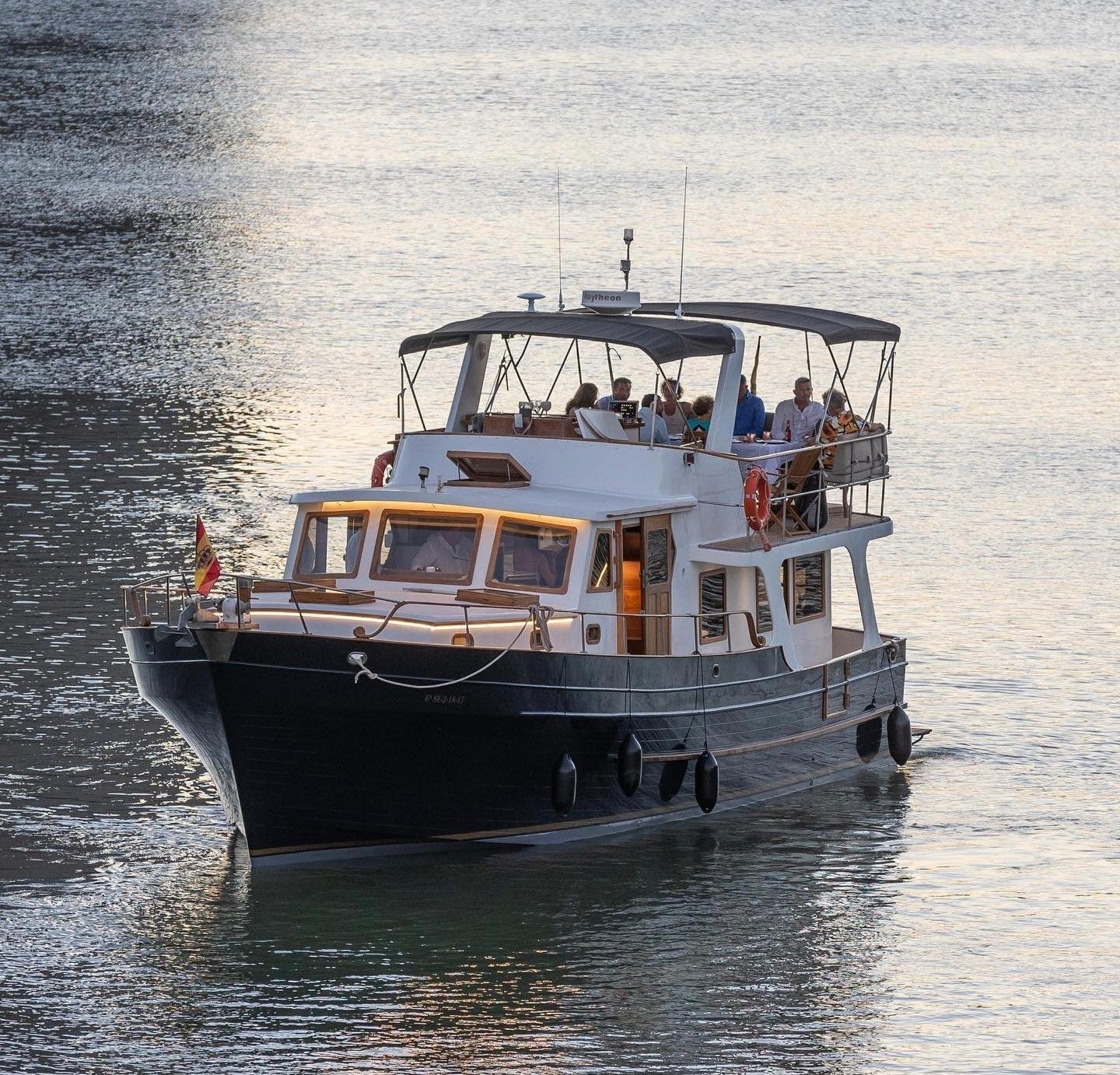 Guadalquivir Yacht Cruise with Live Flamenco & Tapas