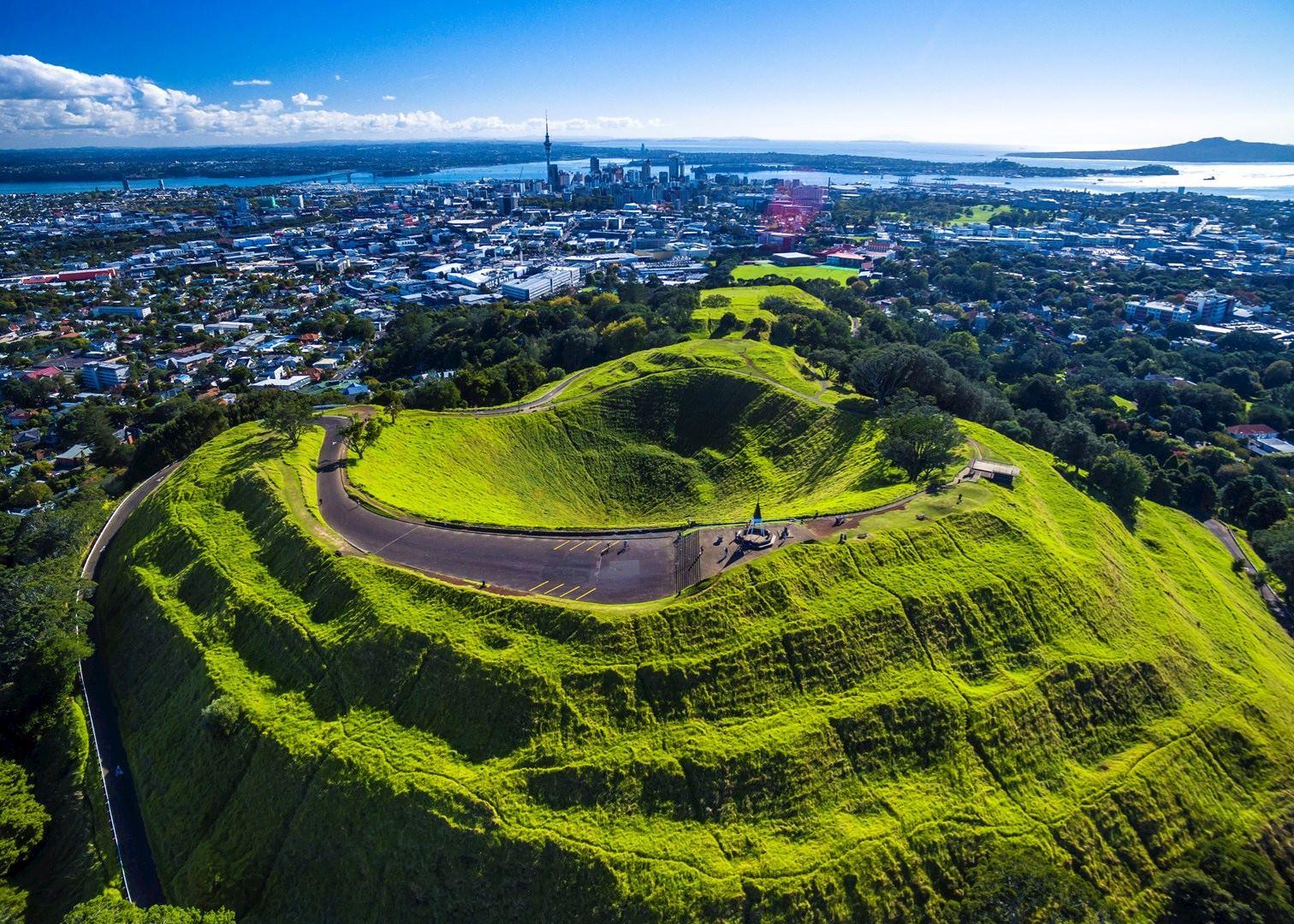 Auckland Private Tour: Volcanic Summit, Botanical Gardens & Wild Coast