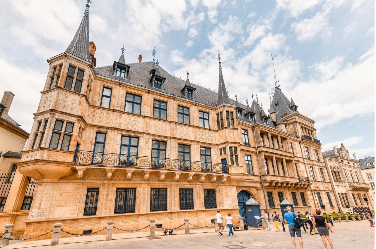 Luxembourg City Walking Tour: Palace, Cathedral & Fortifications