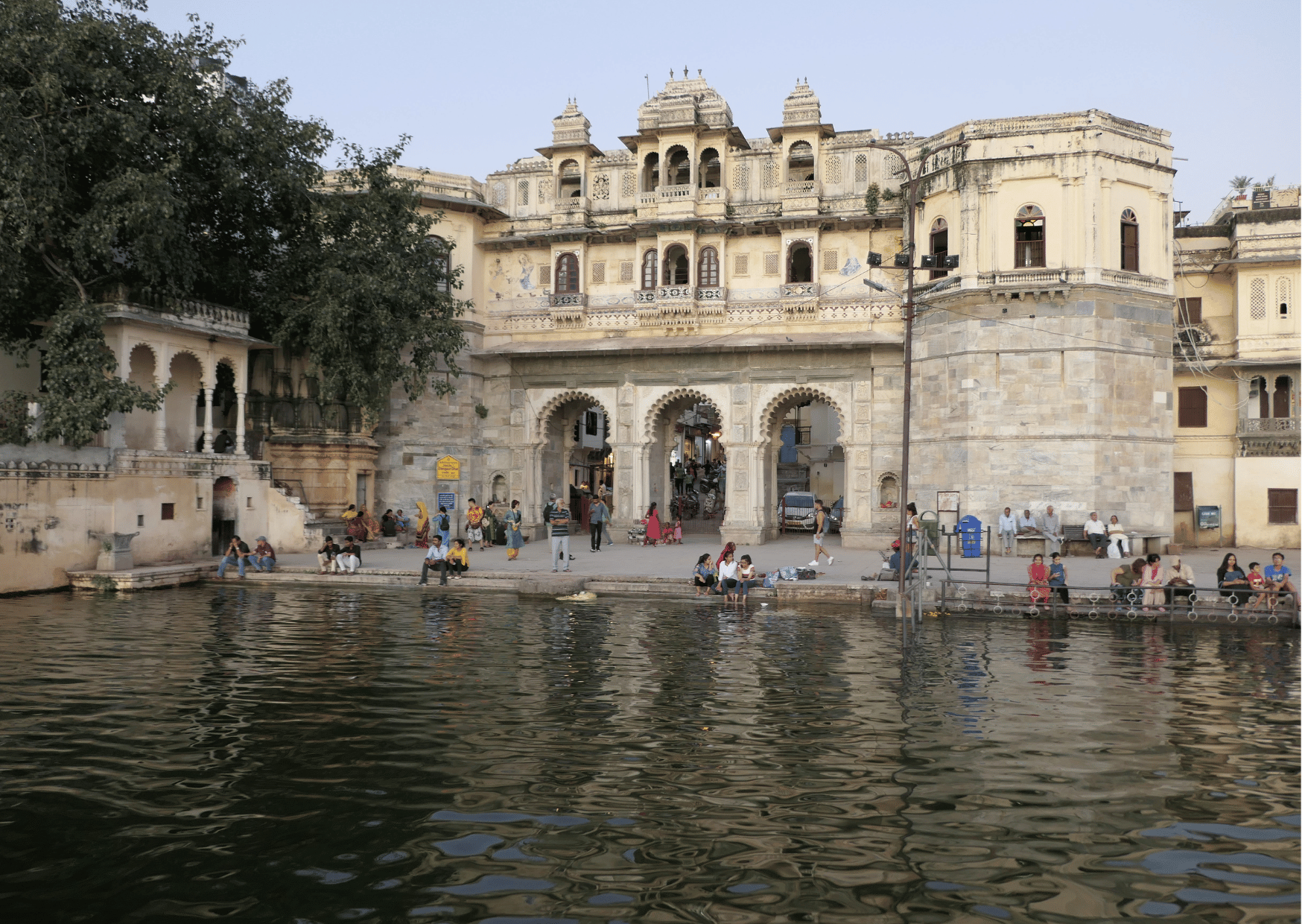 Udaipur: Ghats Walking Tour & Lake Pichola Boat Cruise