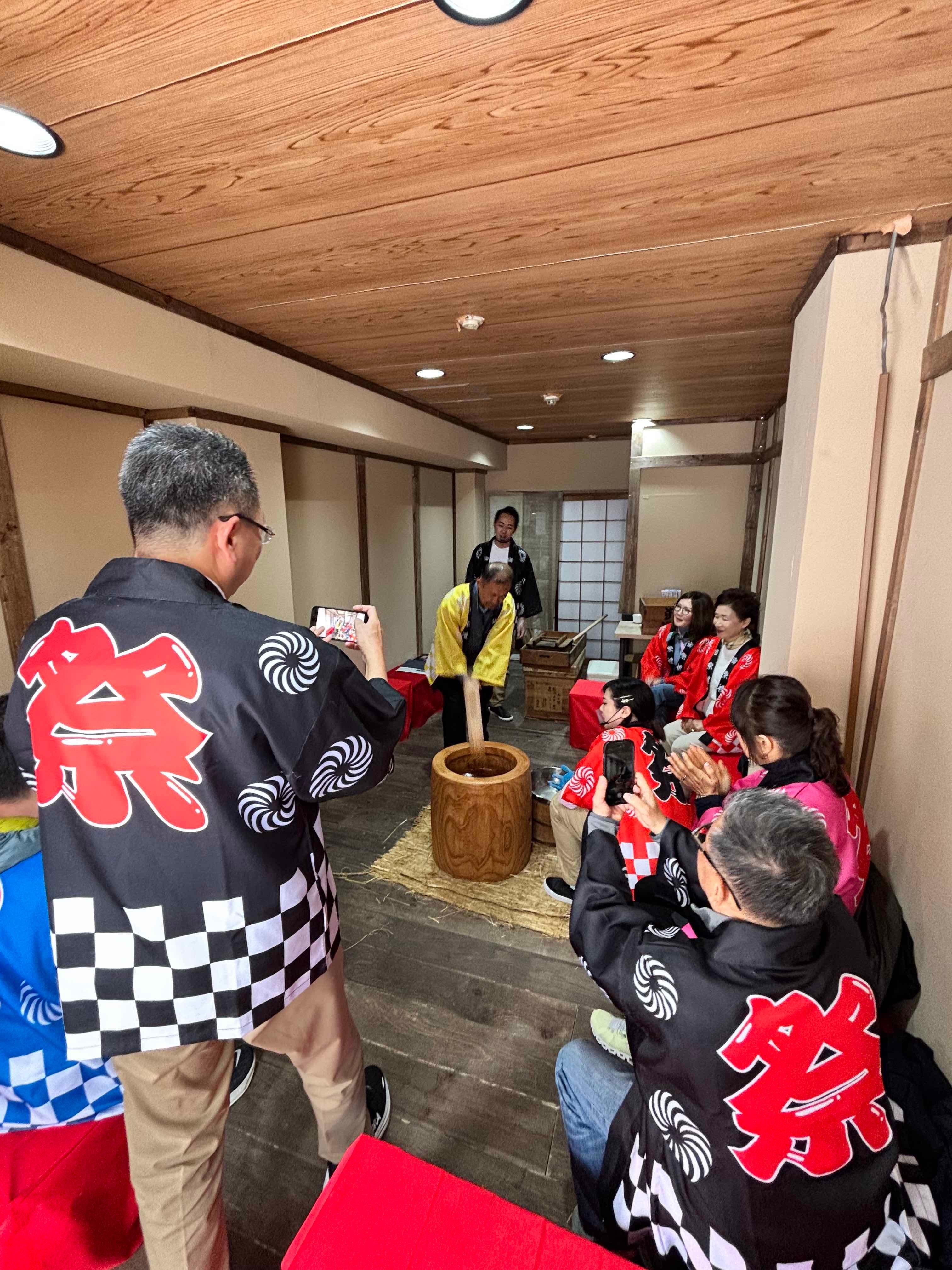 Osaka Traditional Mochi Pounding Workshop & Tasting