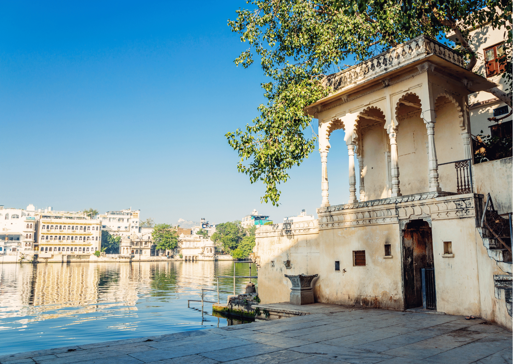 Udaipur: Ghats Walking Tour & Lake Pichola Boat Cruise