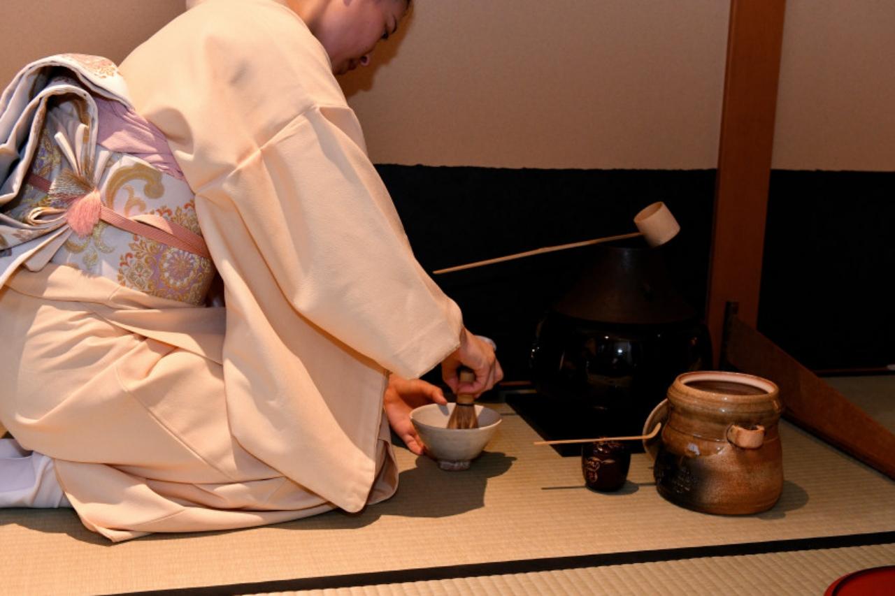 Kyoto Kimono Tea Ceremony at Orizuruya Gion