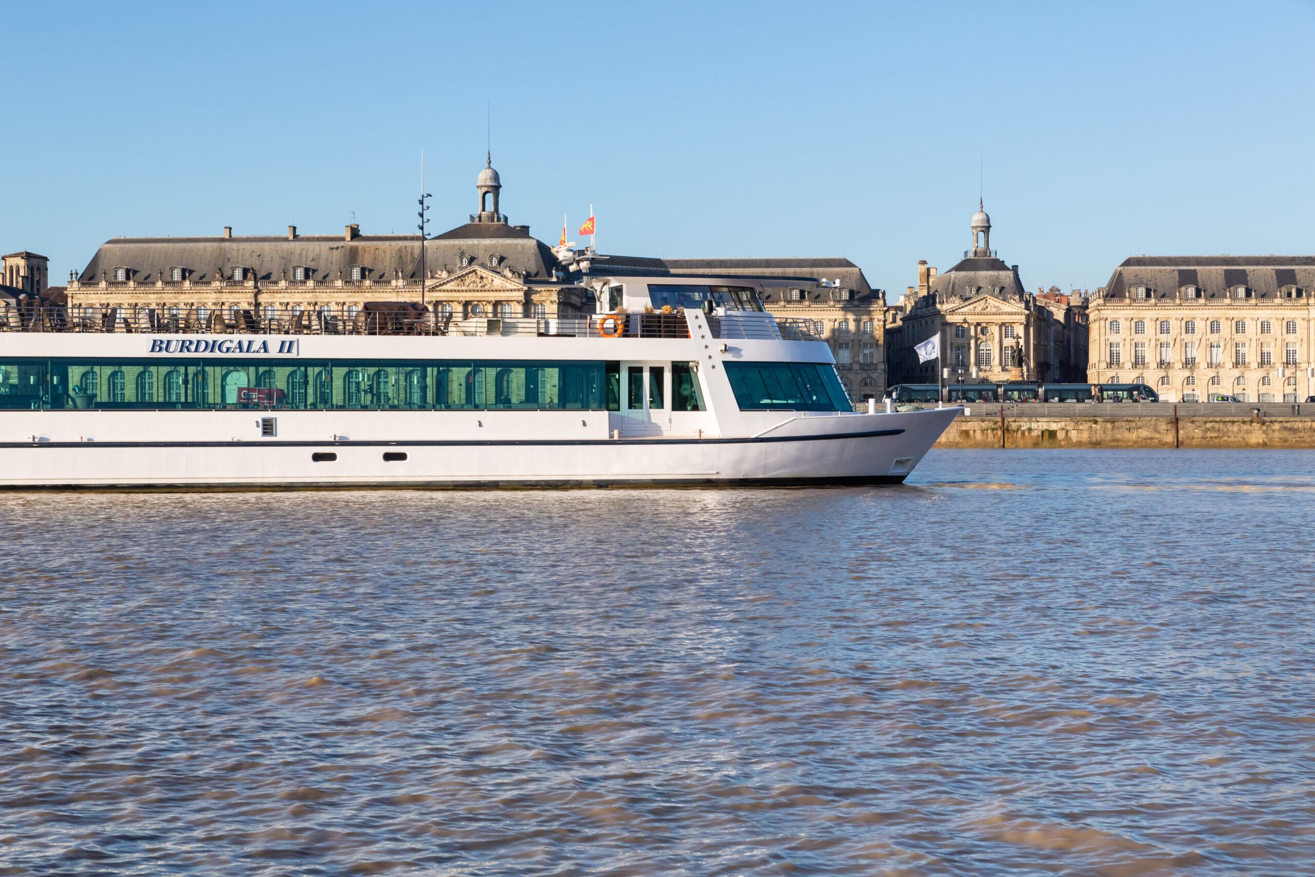 Garonne River Sightseeing Cruise in Bordeaux