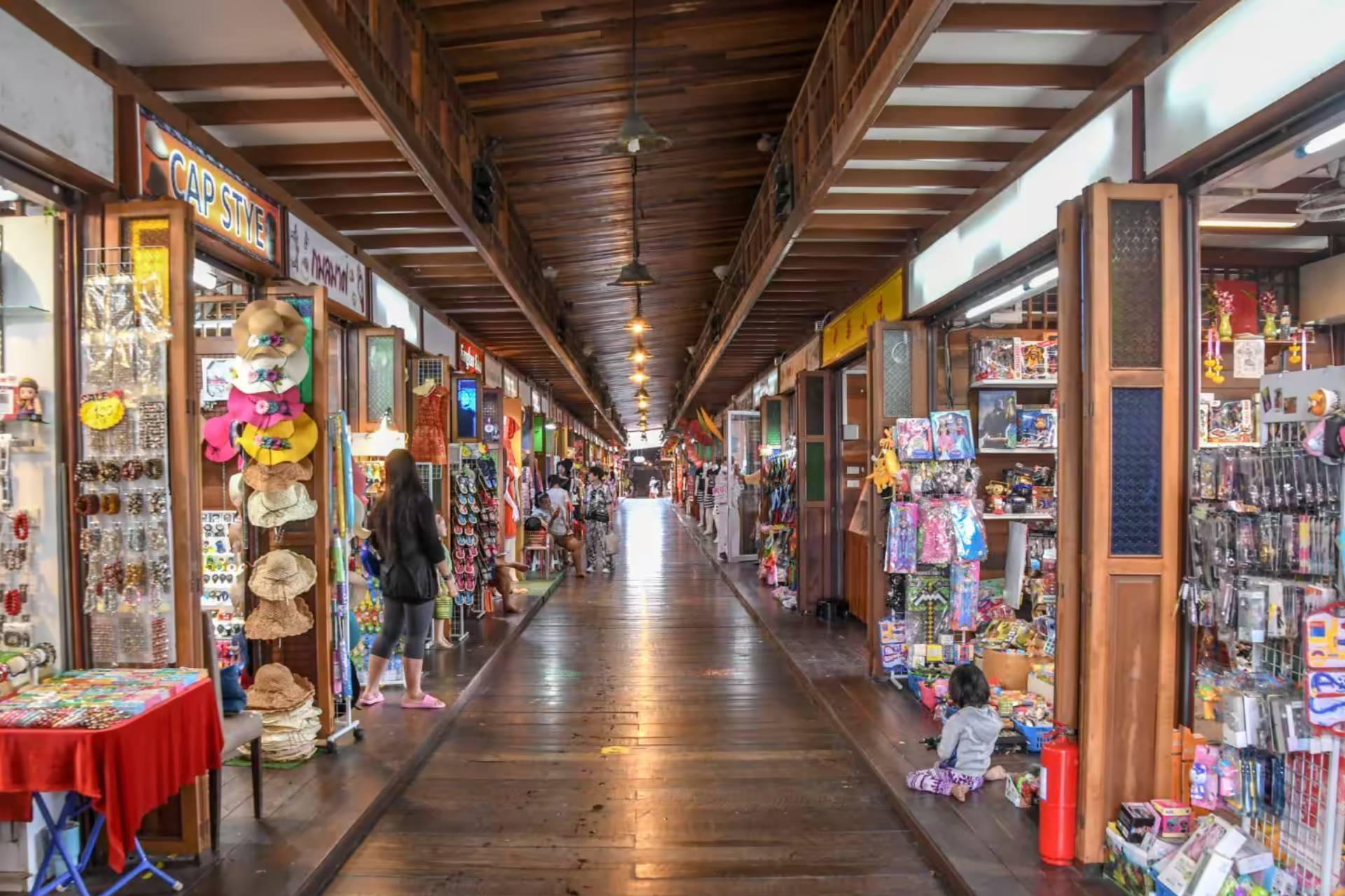 Pattaya Cultural Day Tour: Buddha Mountain, Viharn Sien & Floating Market