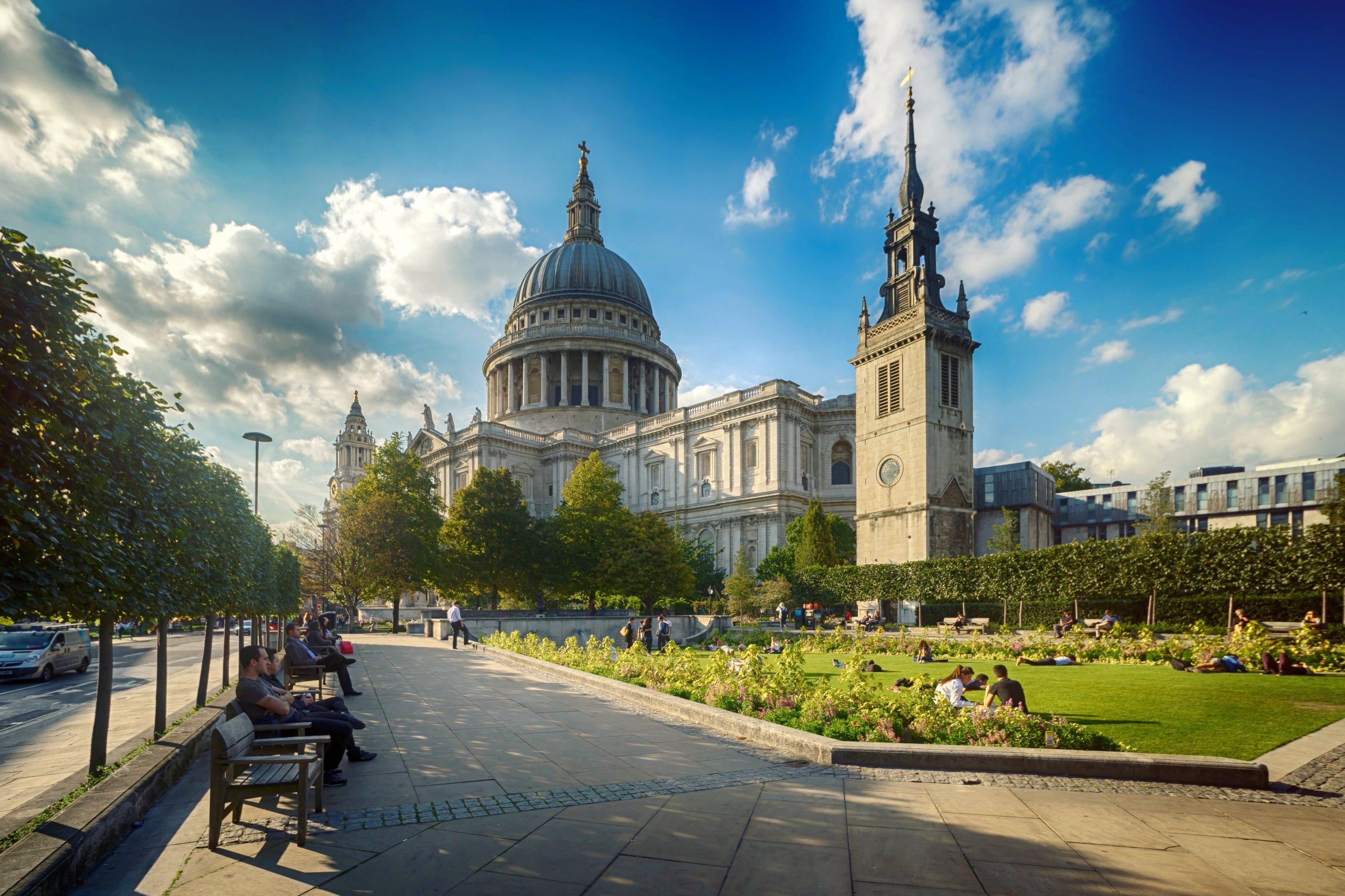 London Full-Day Tour with Tower, Thames Cruise & Harrods Tea