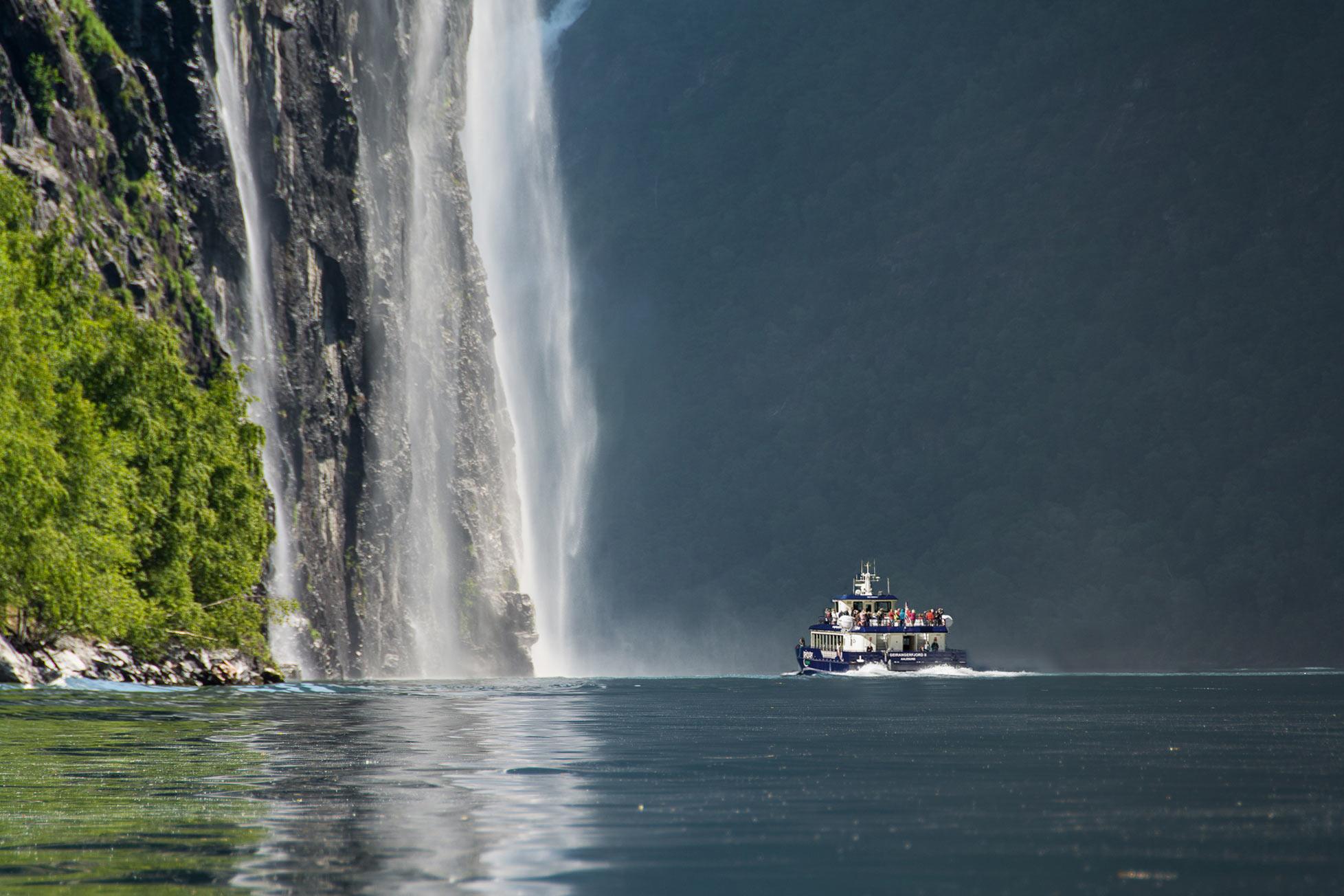 Ålesund to Geirangerfjord: Full-Day Hybrid Electric Boat Cruise